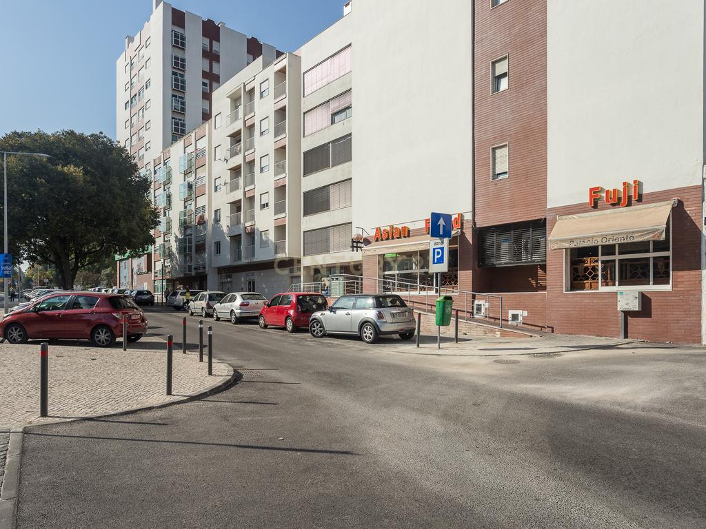 Loja com 360m2 e Extração de Fumos nos Olivais - Image 2