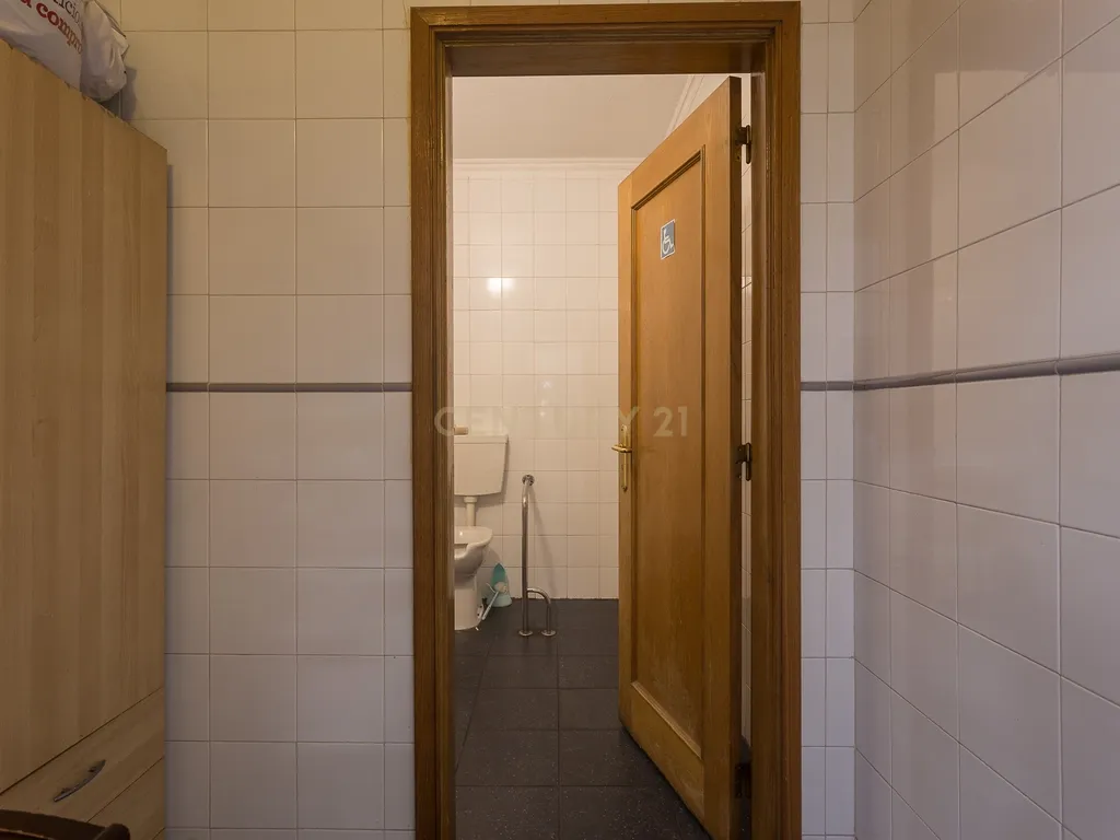 Loja com 360m2 e Extração de Fumos nos Olivais - Image 15