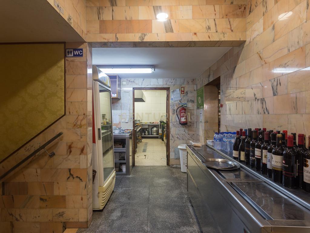 Loja com 360m2 e Extração de Fumos nos Olivais - Image 13