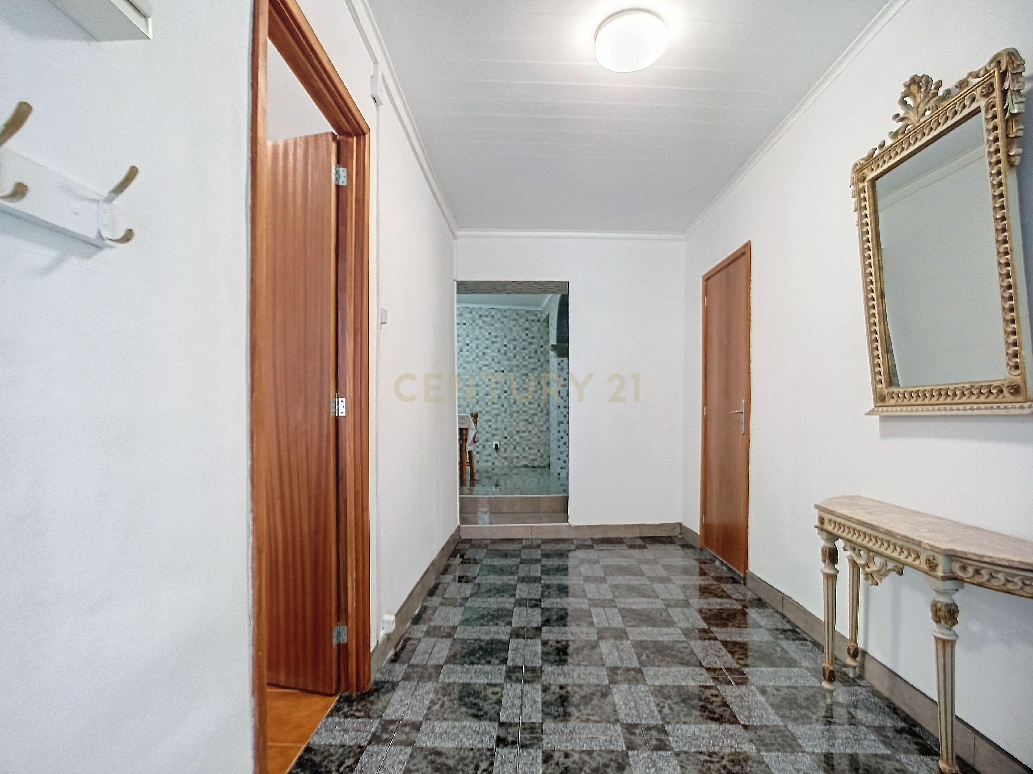 Moradia T2+2 Renovada com Garagem e Espaço Exterior | Centro de Ribeira Grande - Image 2