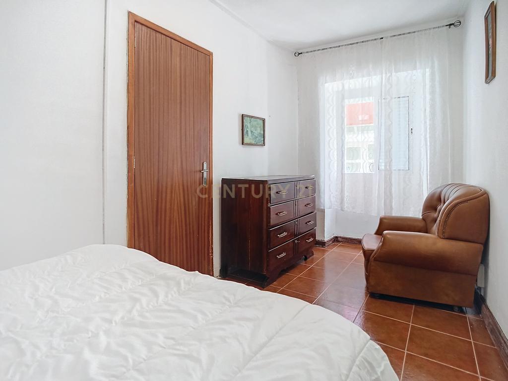 Moradia T2+2 com Garagem e Espaço Exterior | Centro de Ribeira Grande - Image 3