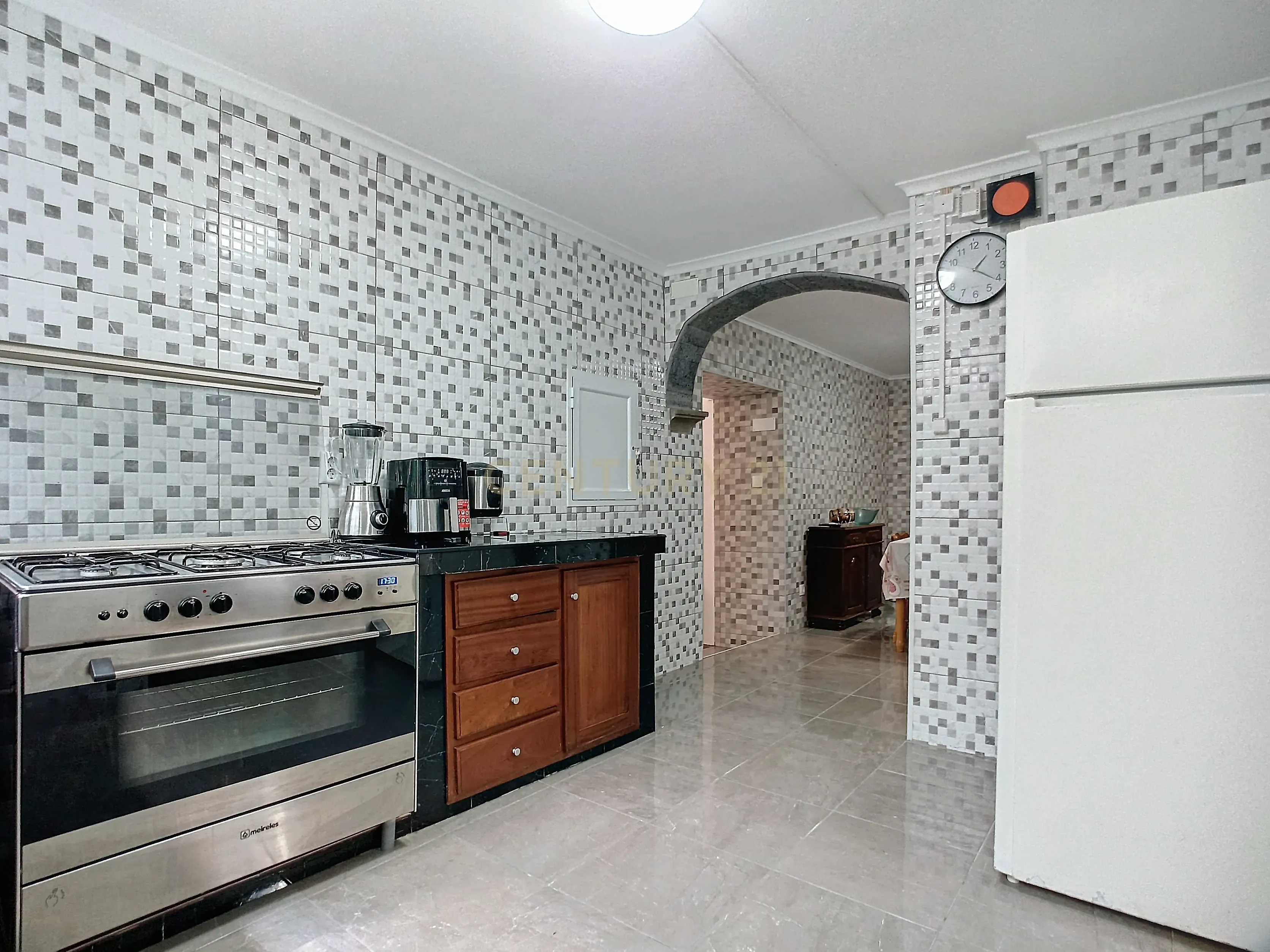 Moradia T2+2 Renovada com Garagem e Espaço Exterior | Centro de Ribeira Grande - Image 6