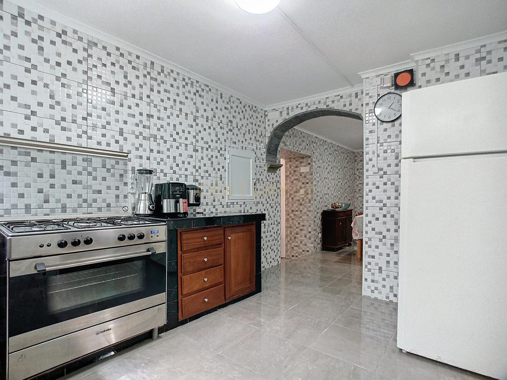 Moradia T2+2 com Garagem e Espaço Exterior | Centro de Ribeira Grande - Image 6