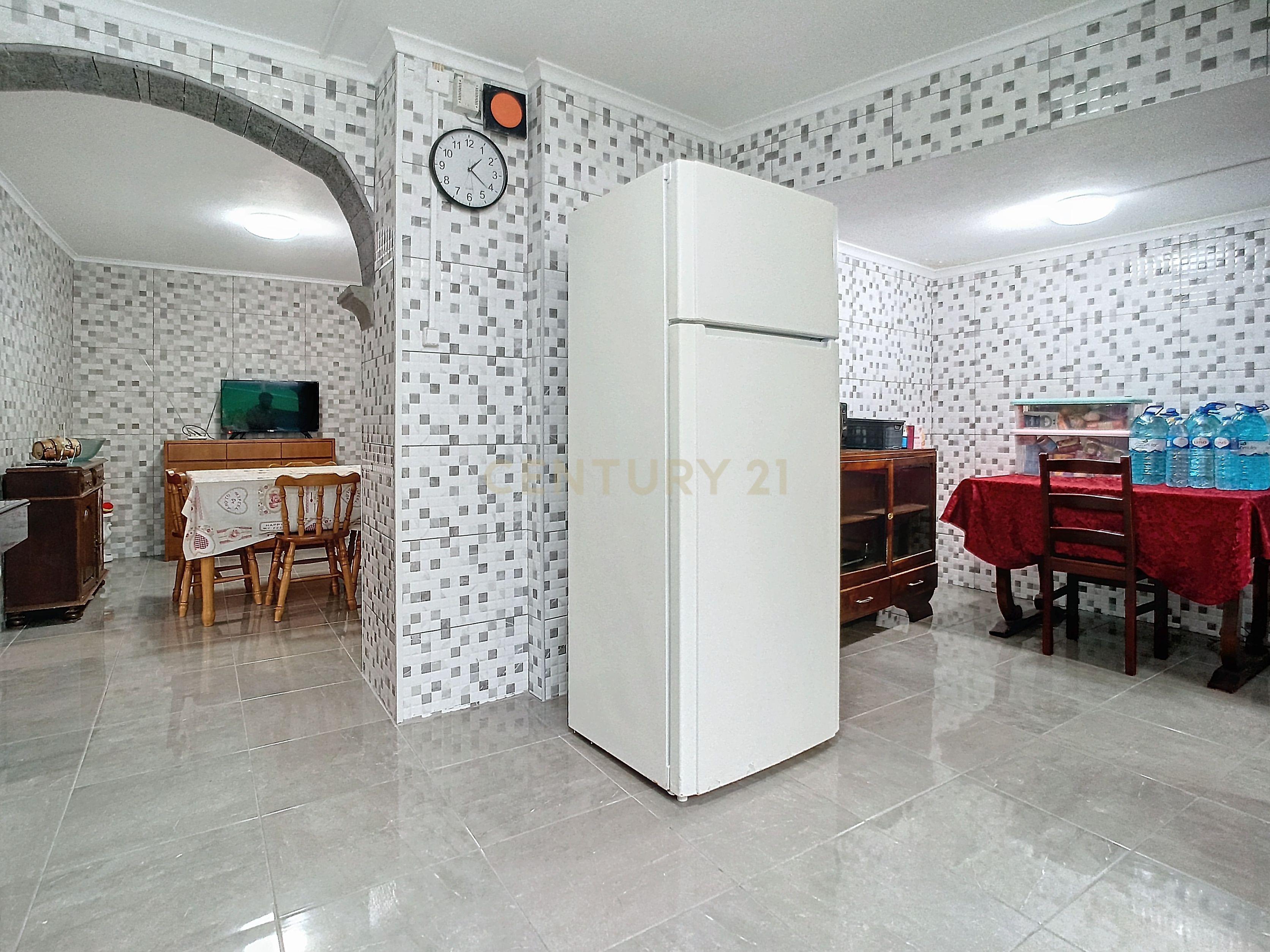 Moradia T2+2 Renovada com Garagem e Espaço Exterior | Centro de Ribeira Grande - Image 7