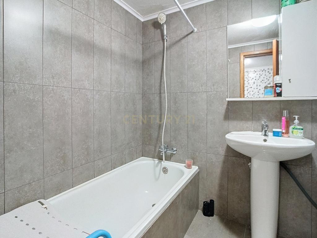 Moradia T2+2 com Garagem e Espaço Exterior | Centro de Ribeira Grande - Image 10