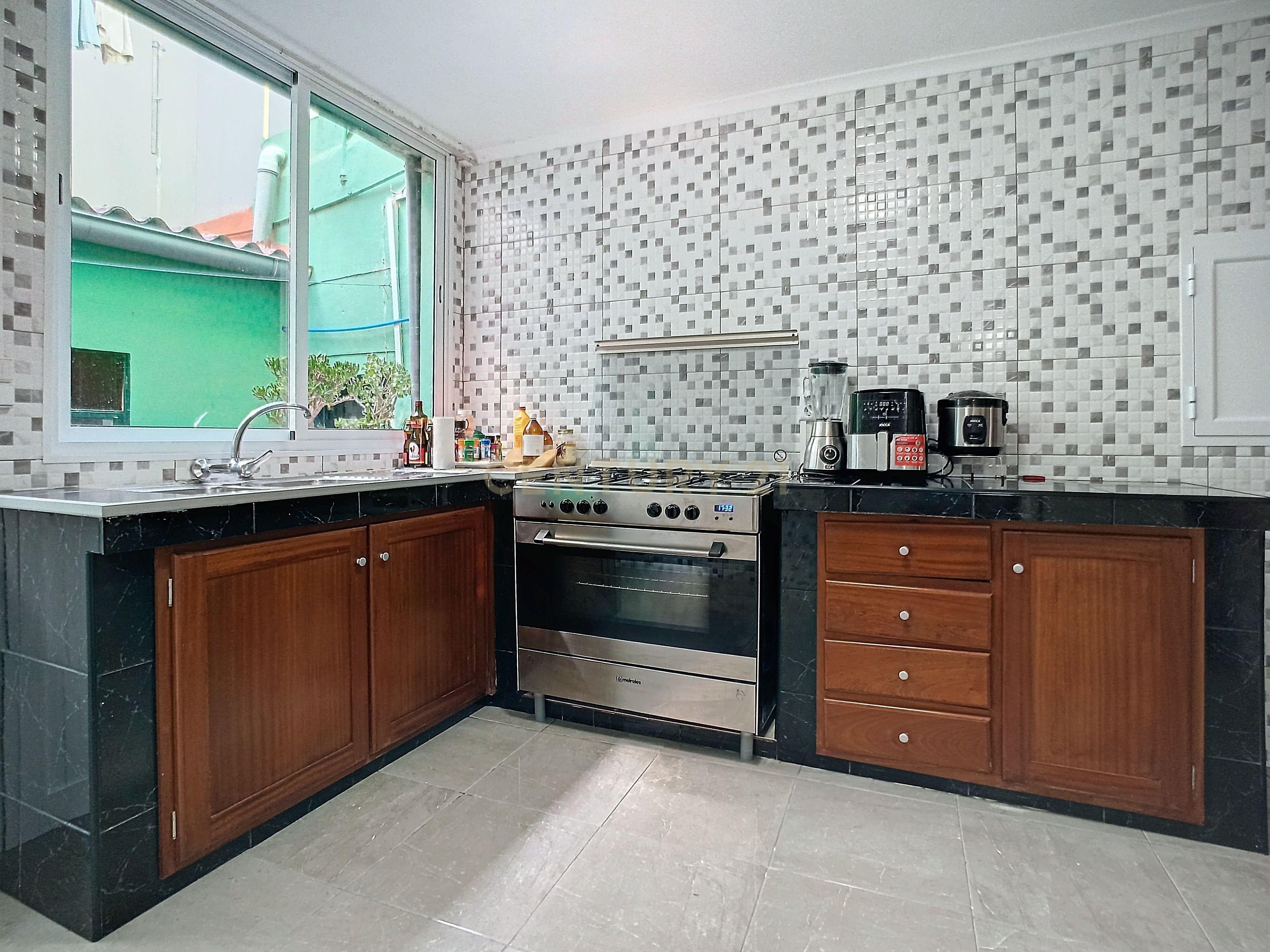 Moradia T2+2 Renovada com Garagem e Espaço Exterior | Centro de Ribeira Grande - Image 8