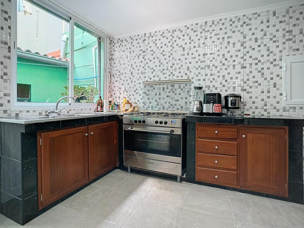 Moradia T2+2 com Garagem e Espaço Exterior | Centro de Ribeira Grande - Image 8