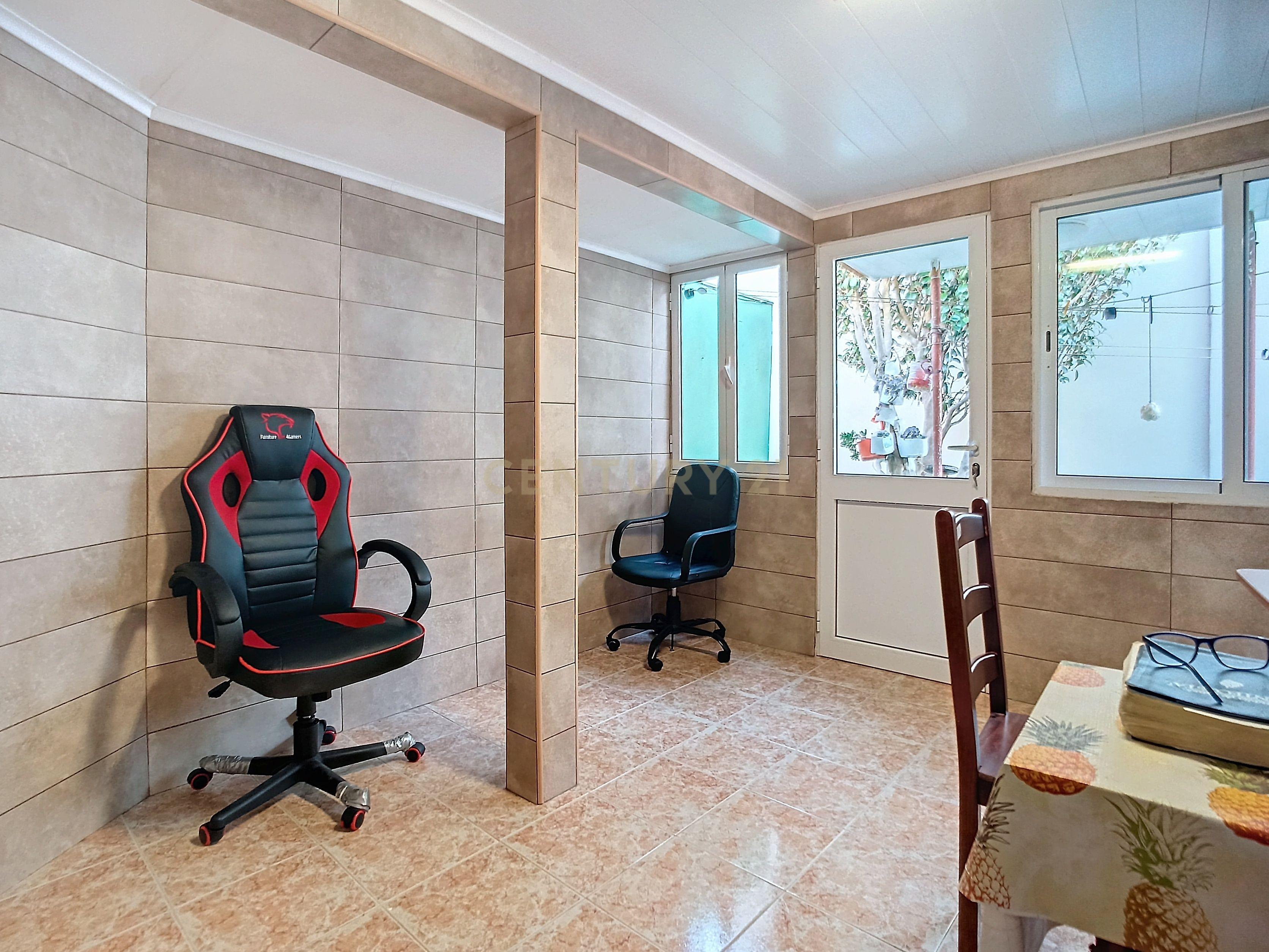 Moradia T2+2 Renovada com Garagem e Espaço Exterior | Centro de Ribeira Grande - Image 21