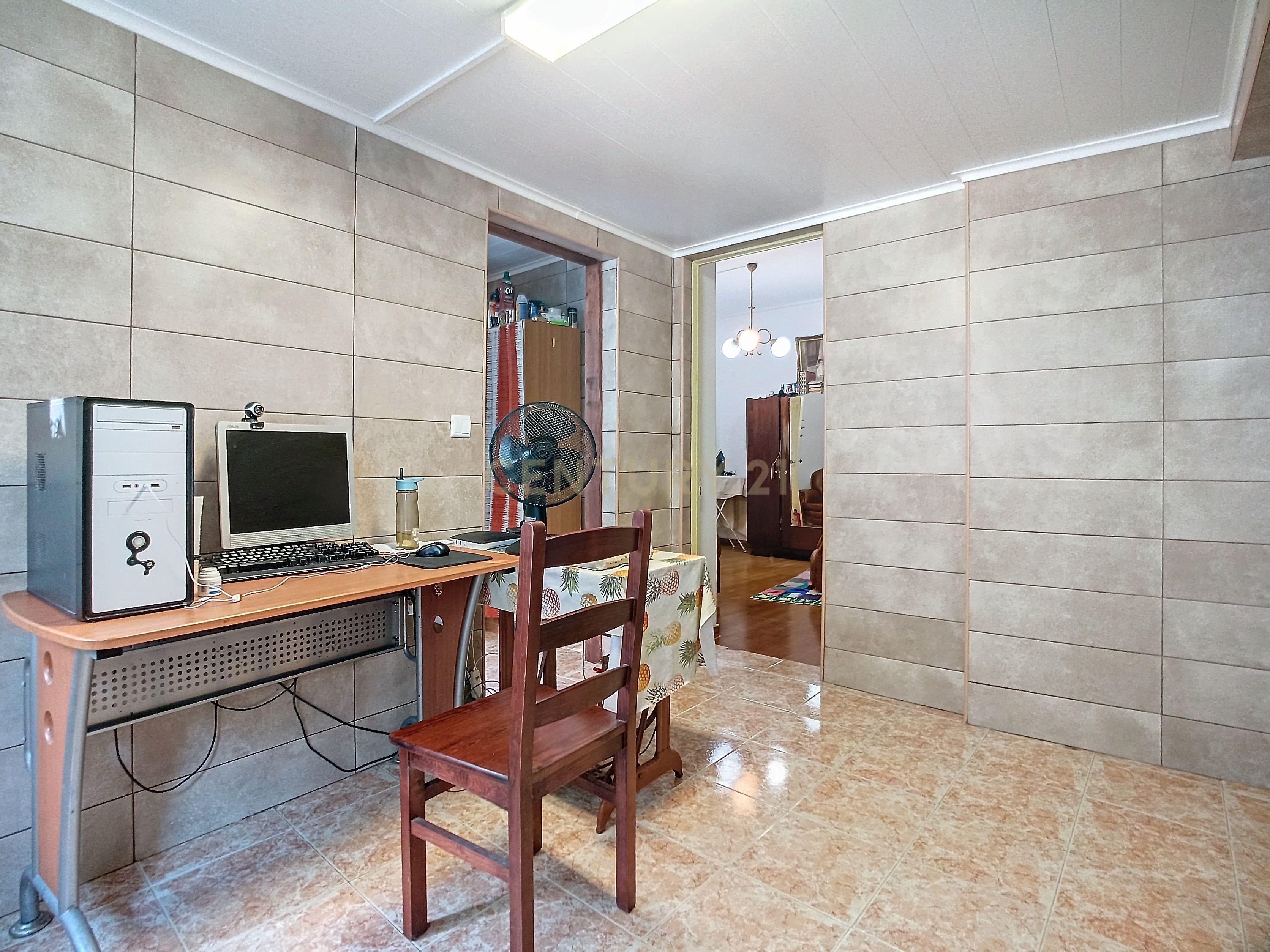 Moradia T2+2 Renovada com Garagem e Espaço Exterior | Centro de Ribeira Grande - Image 22