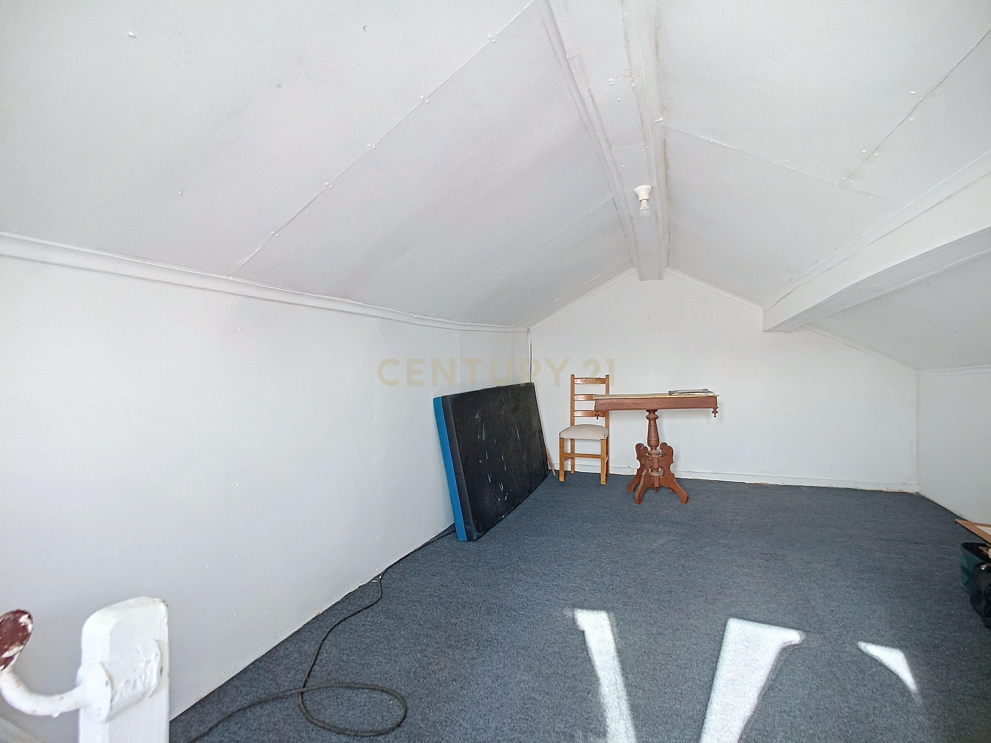 Moradia T2+2 Renovada com Garagem e Espaço Exterior | Centro de Ribeira Grande - Image 23