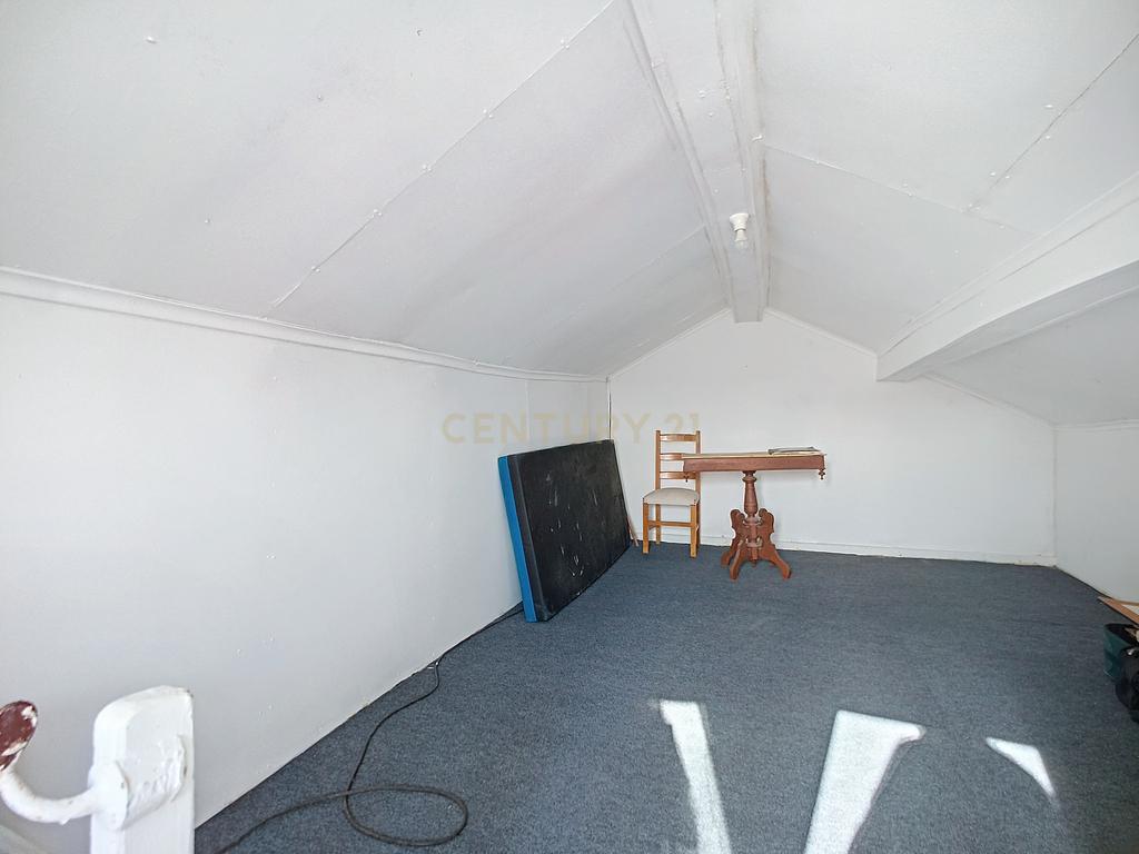 Moradia T2+2 com Garagem e Espaço Exterior | Centro de Ribeira Grande - Image 23
