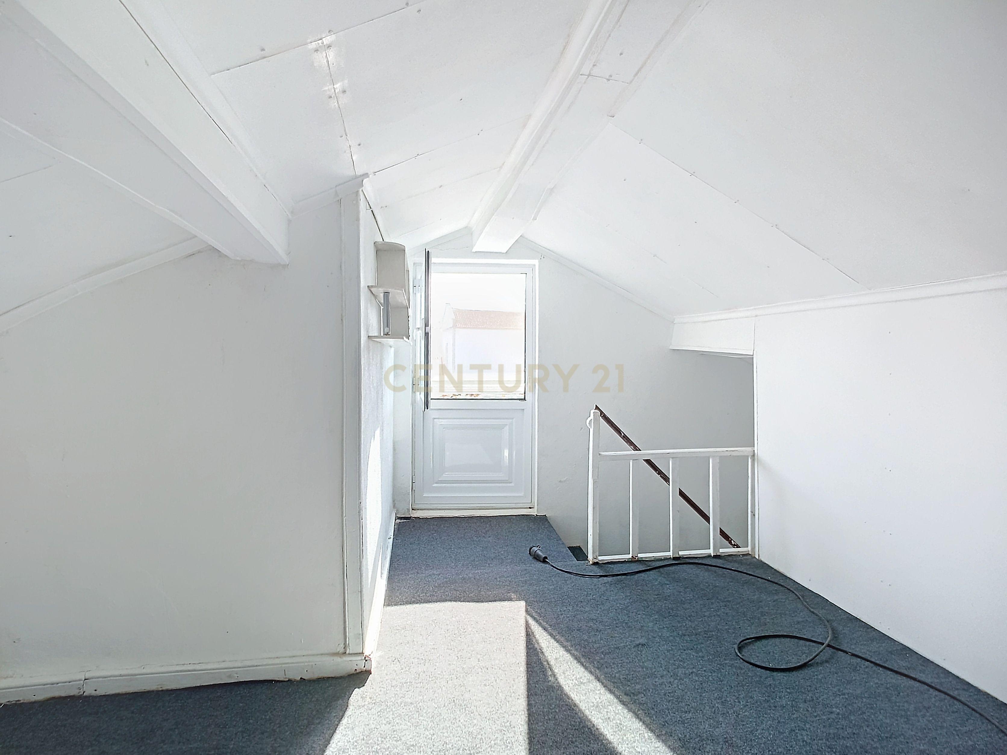 Moradia T2+2 Renovada com Garagem e Espaço Exterior | Centro de Ribeira Grande - Image 24
