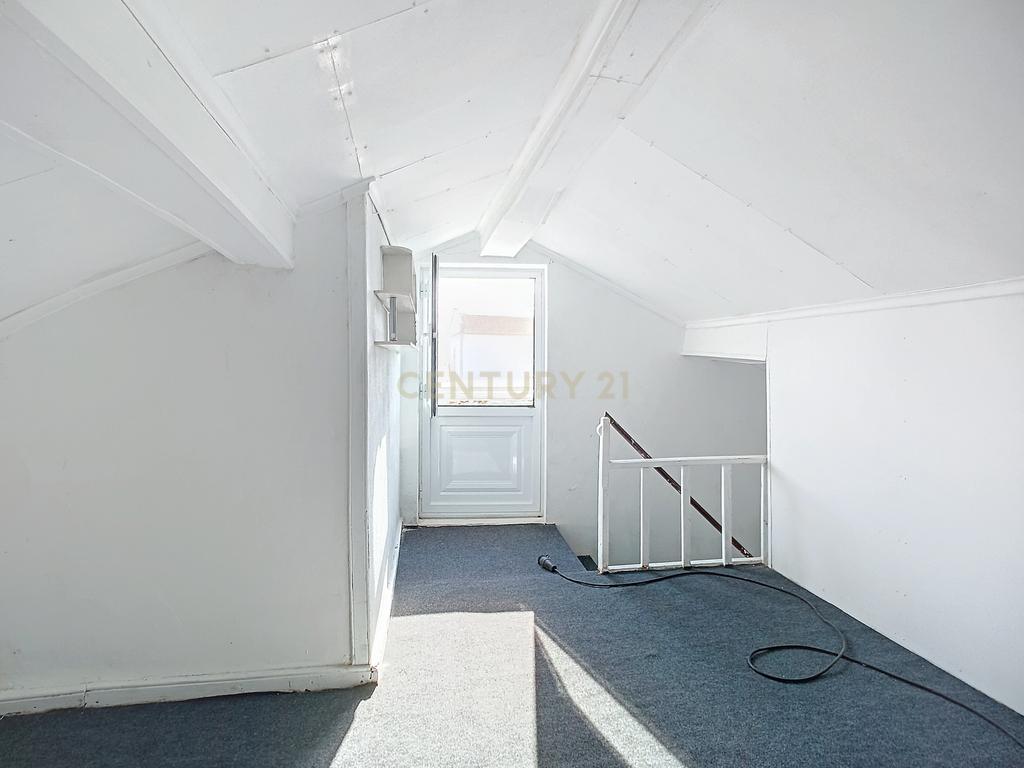 Moradia T2+2 com Garagem e Espaço Exterior | Centro de Ribeira Grande - Image 24