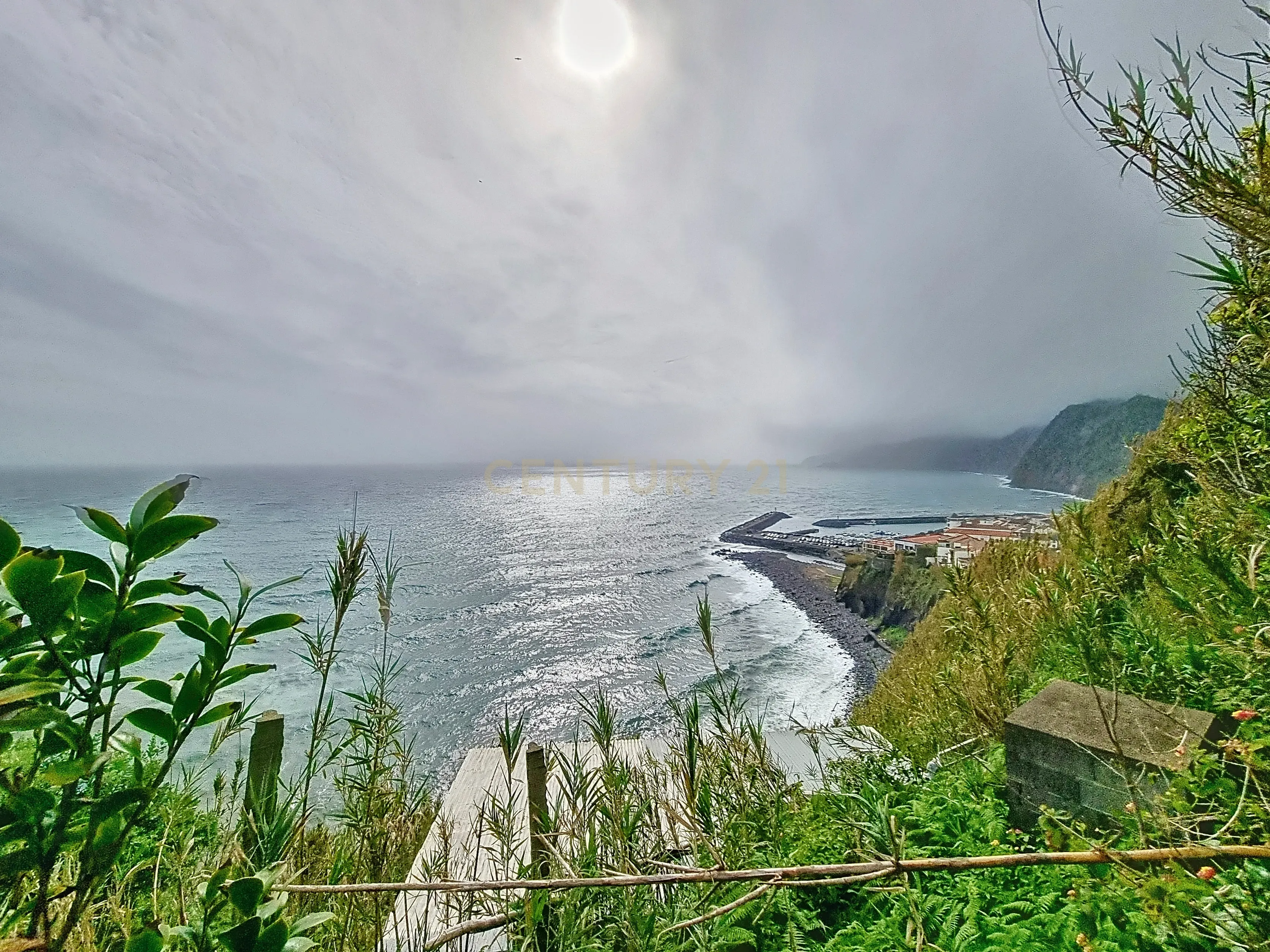 Terreno com Casa de Madeira e Vista Mar - Image 17