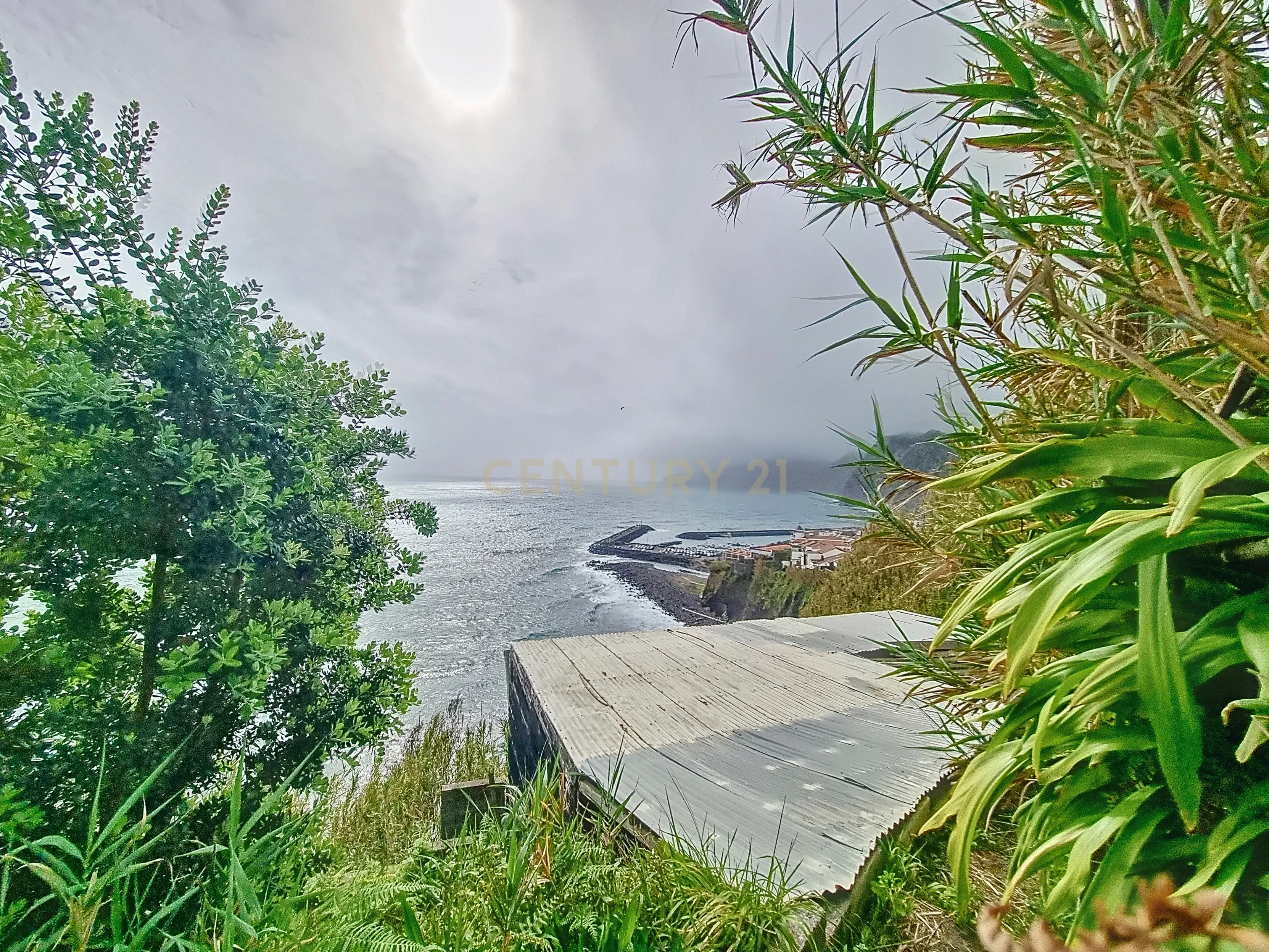 Terreno com Casa de Madeira e Vista Mar - Image 19
