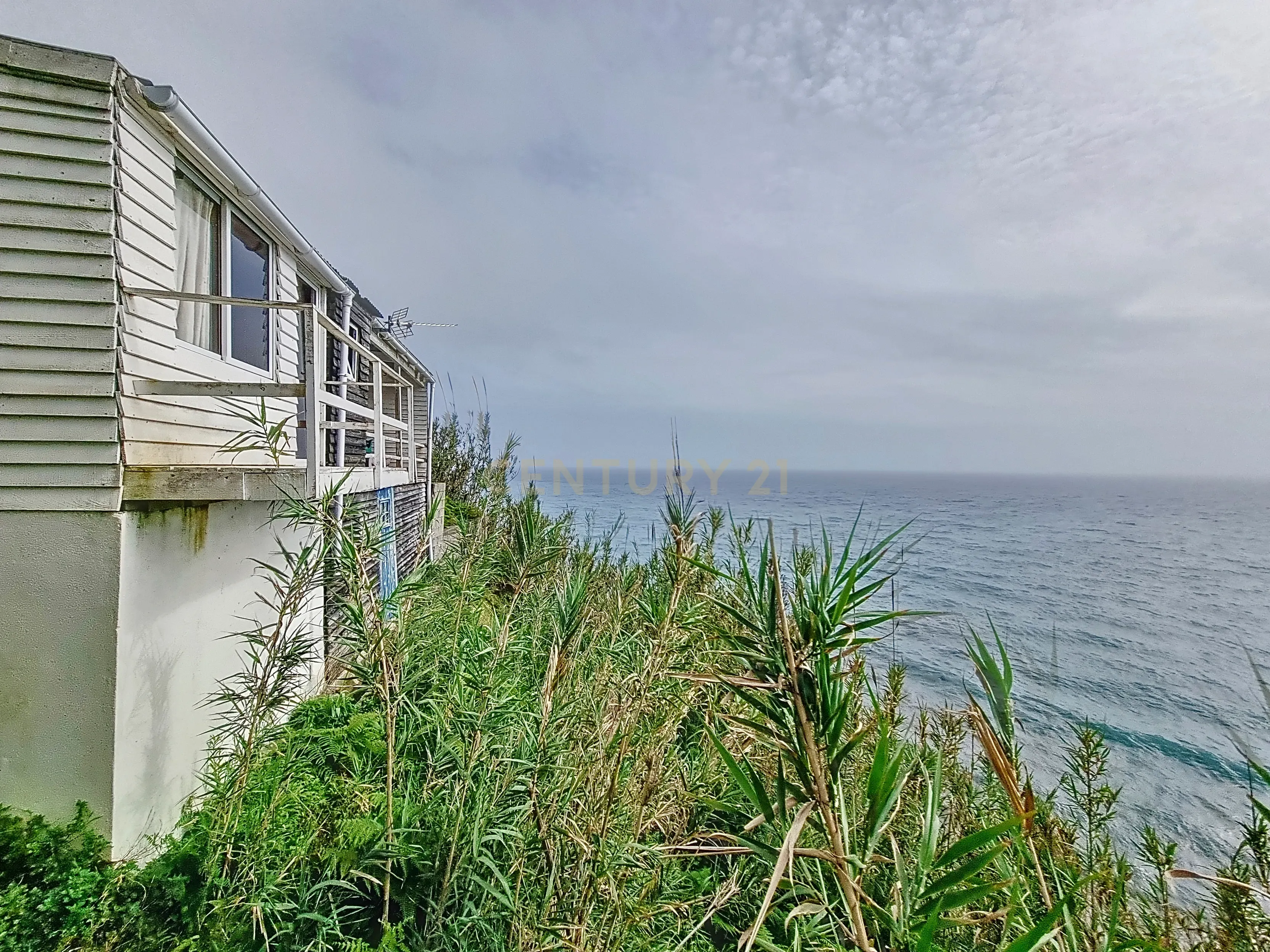 Terreno com Casa de Madeira e Vista Mar - Image 15