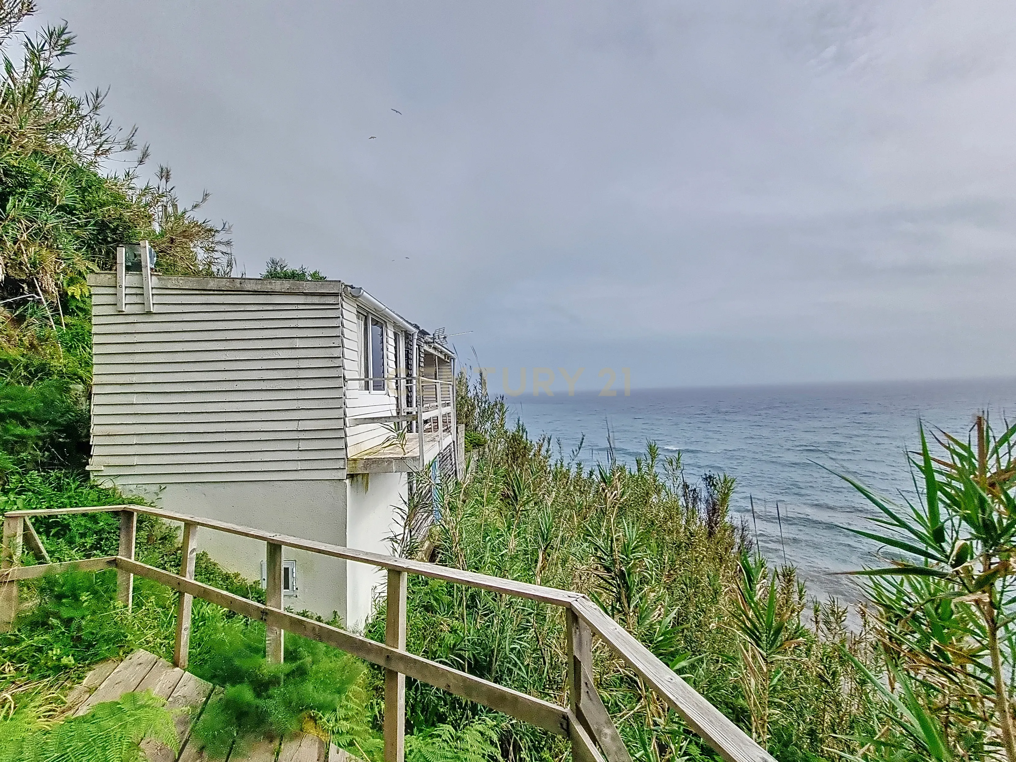 Terreno com Casa de Madeira e Vista Mar - Image 3
