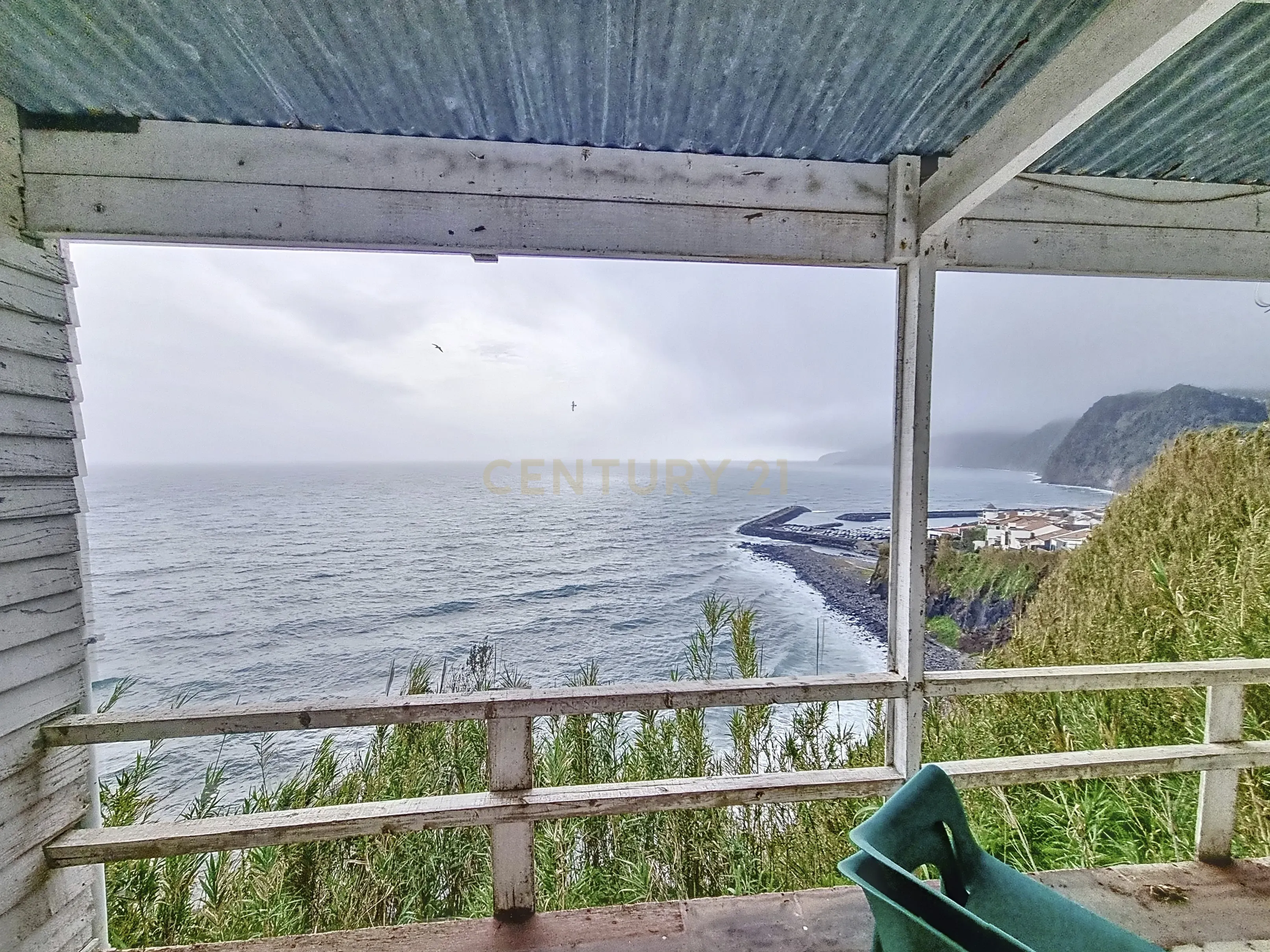 Terreno com Casa de Madeira e Vista Mar - Image 2