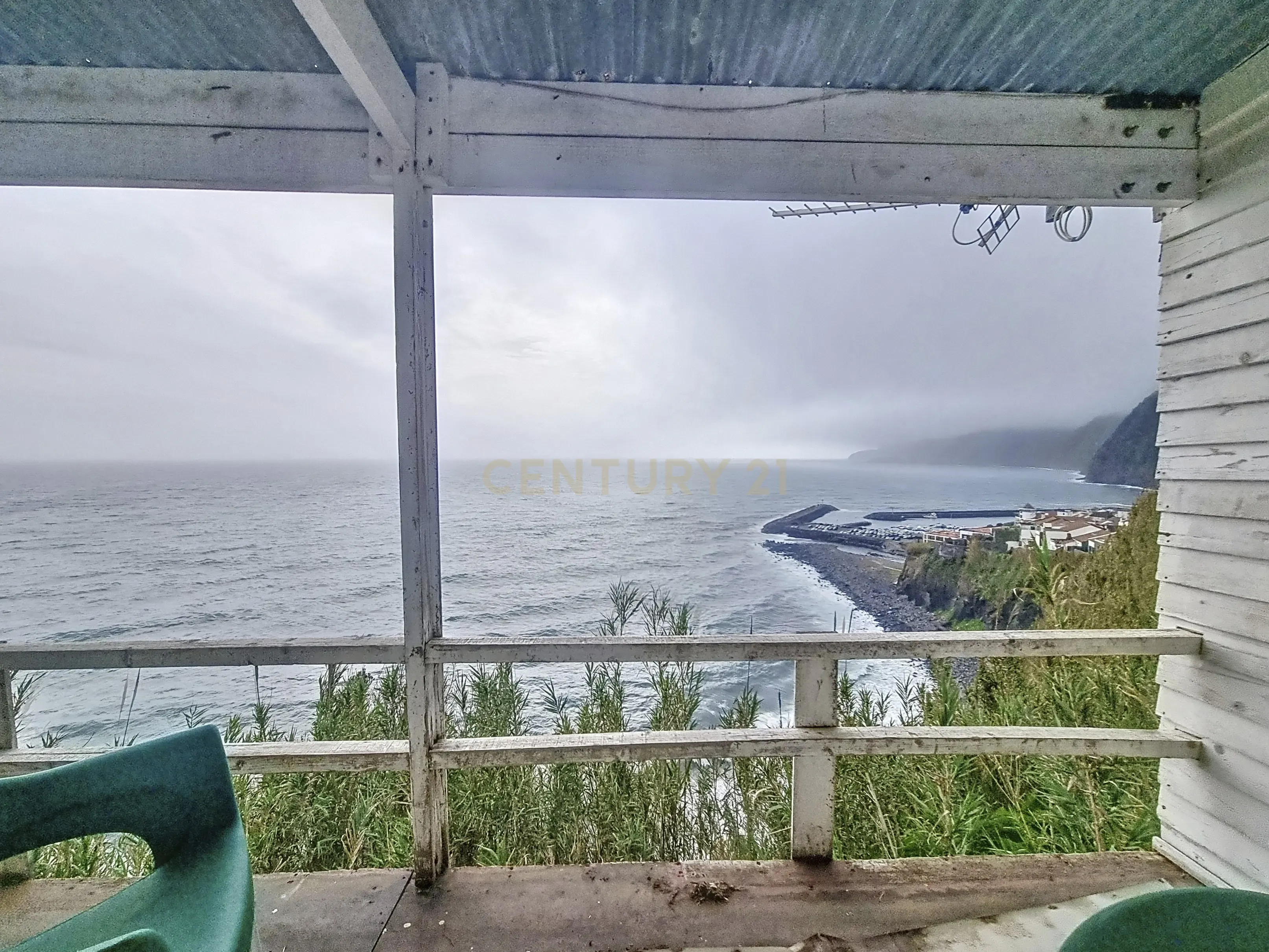 Terreno com Casa de Madeira e Vista Mar - Image 9