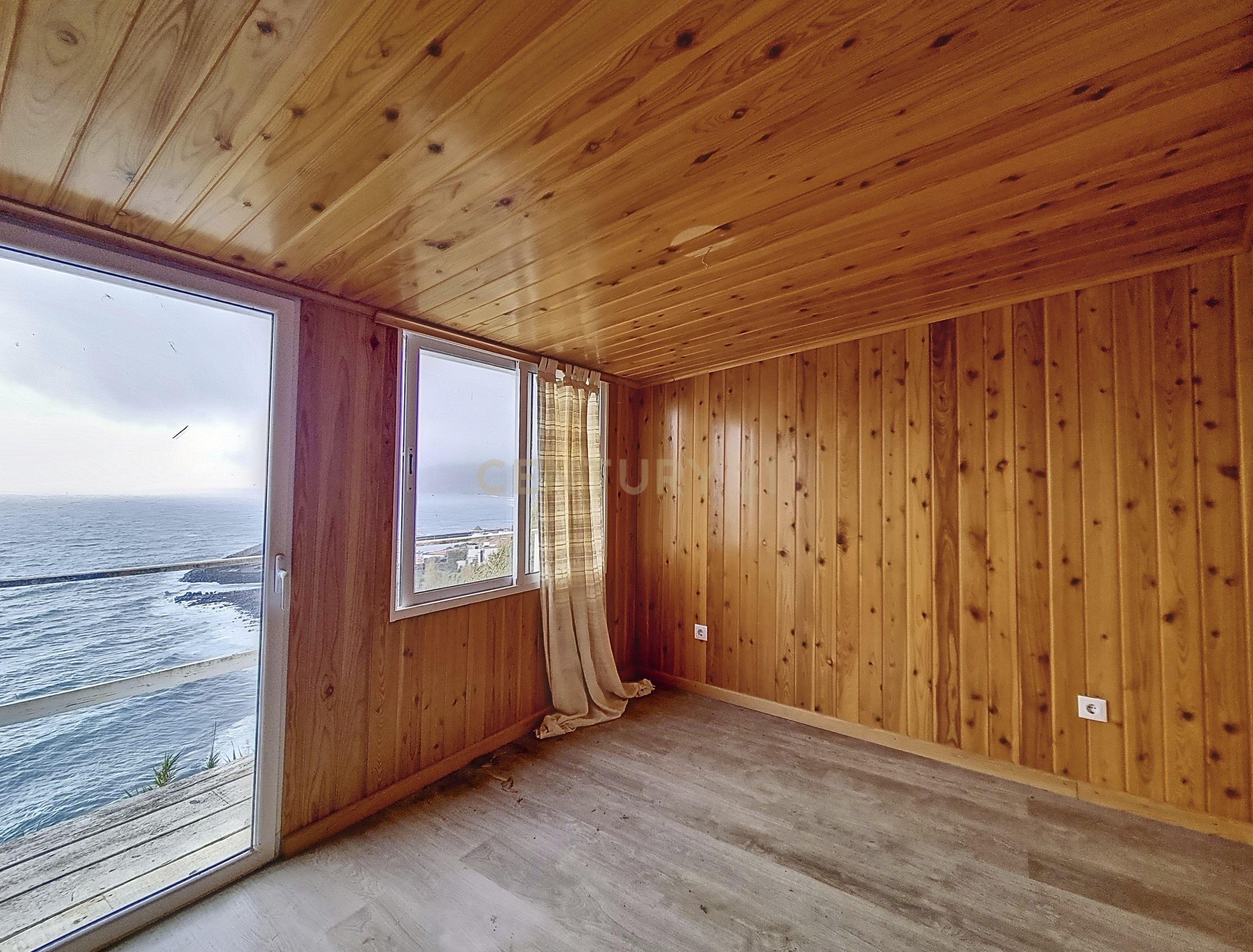 Terreno com Casa de Madeira e Vista Mar - Image 7