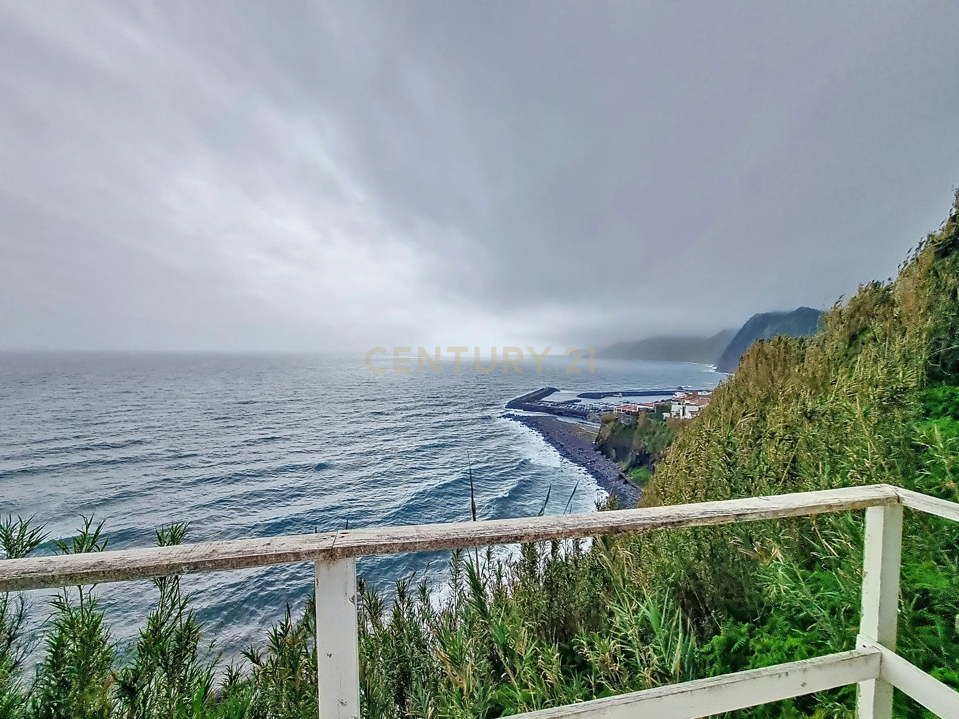 Terreno com Casa de Madeira e Vista Mar - Image 10