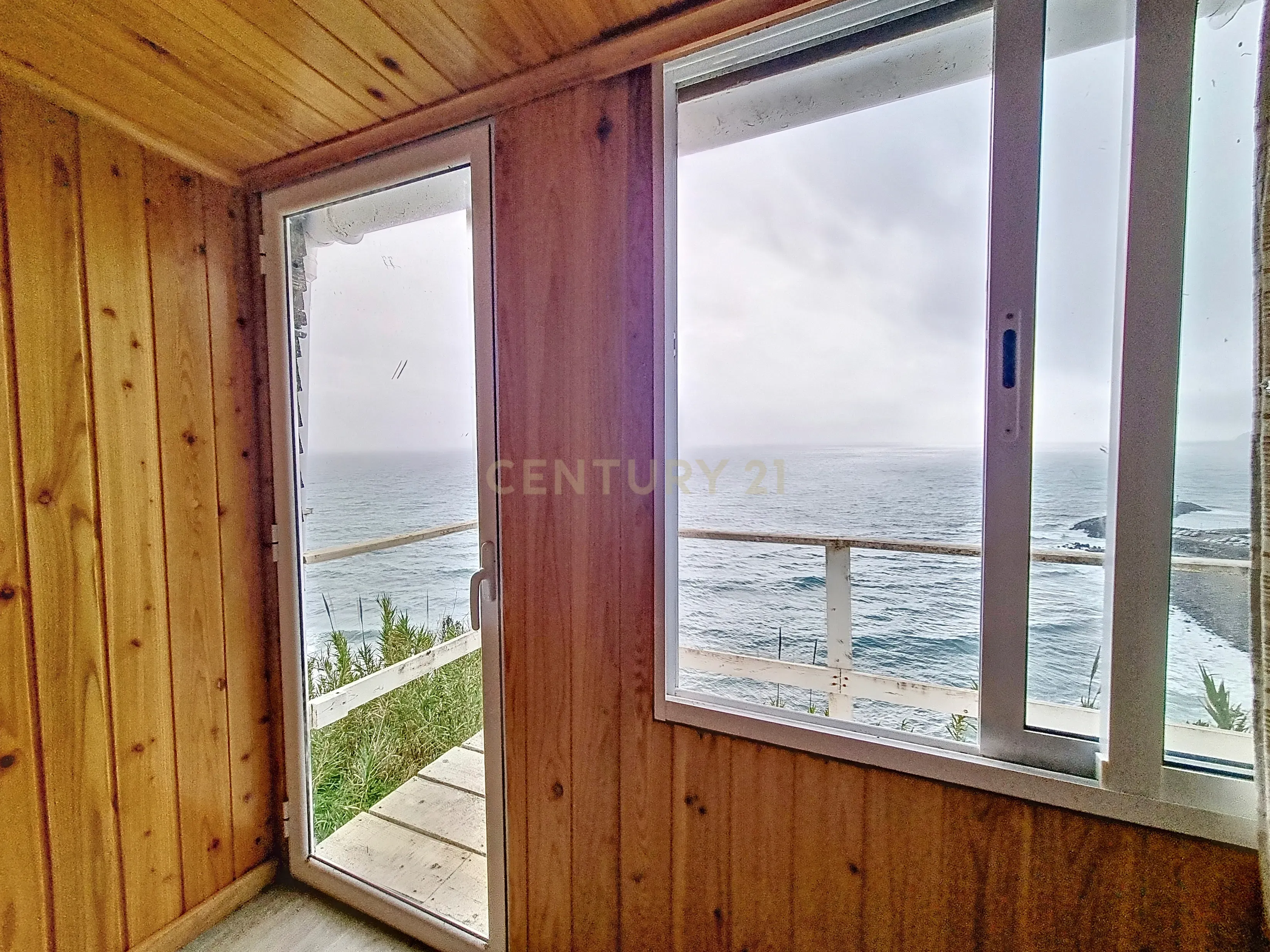 Terreno com Casa de Madeira e Vista Mar - Image 6