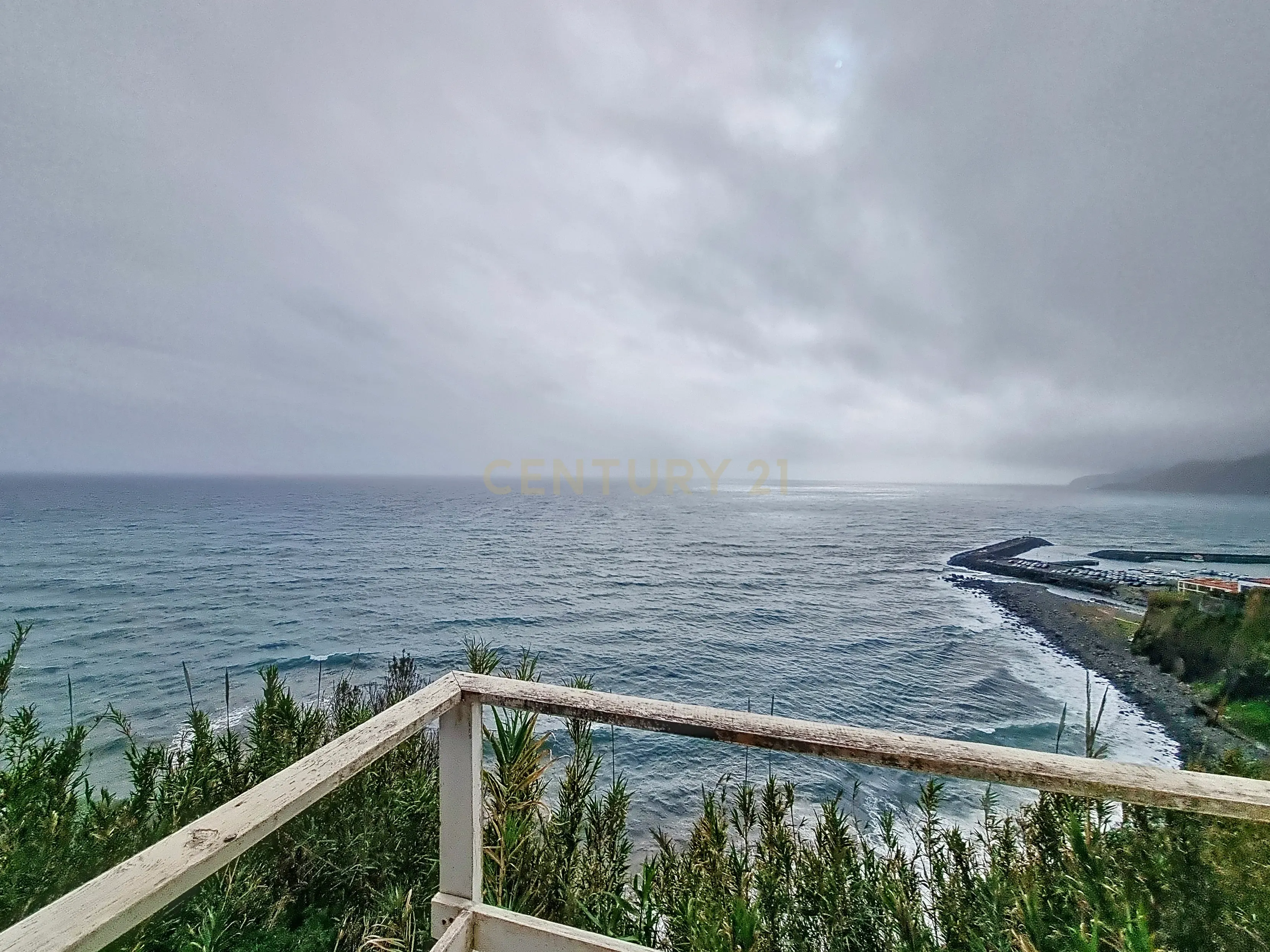 Terreno com Casa de Madeira e Vista Mar - Image 11