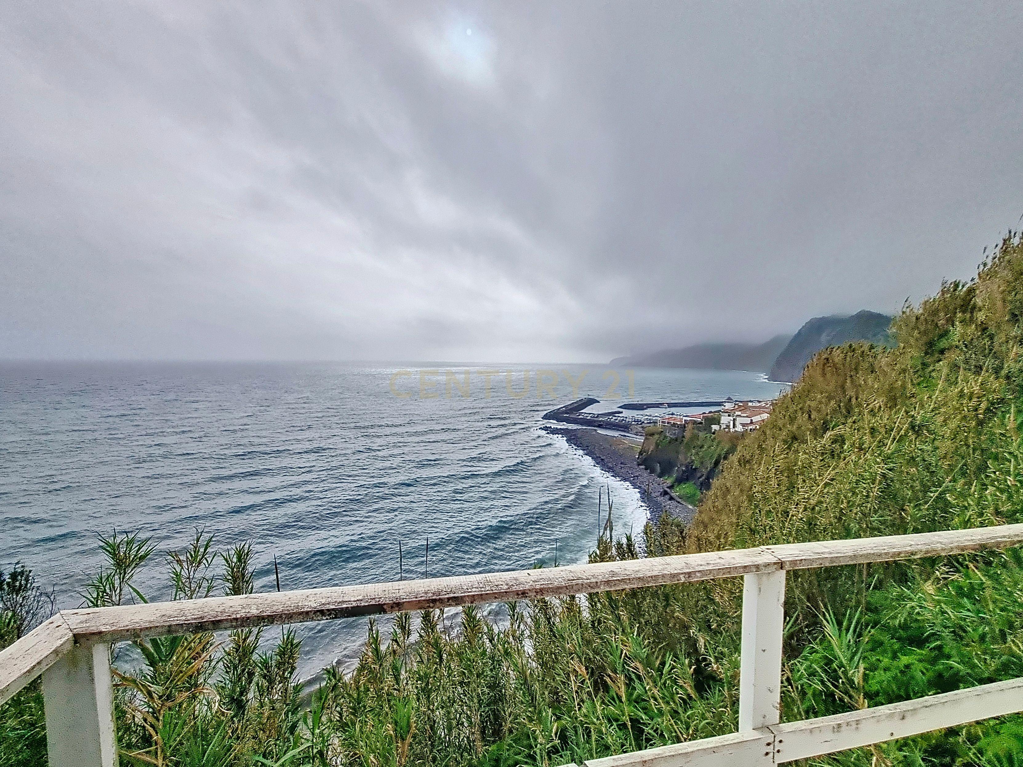 Terreno com Casa de Madeira e Vista Mar - Image 18