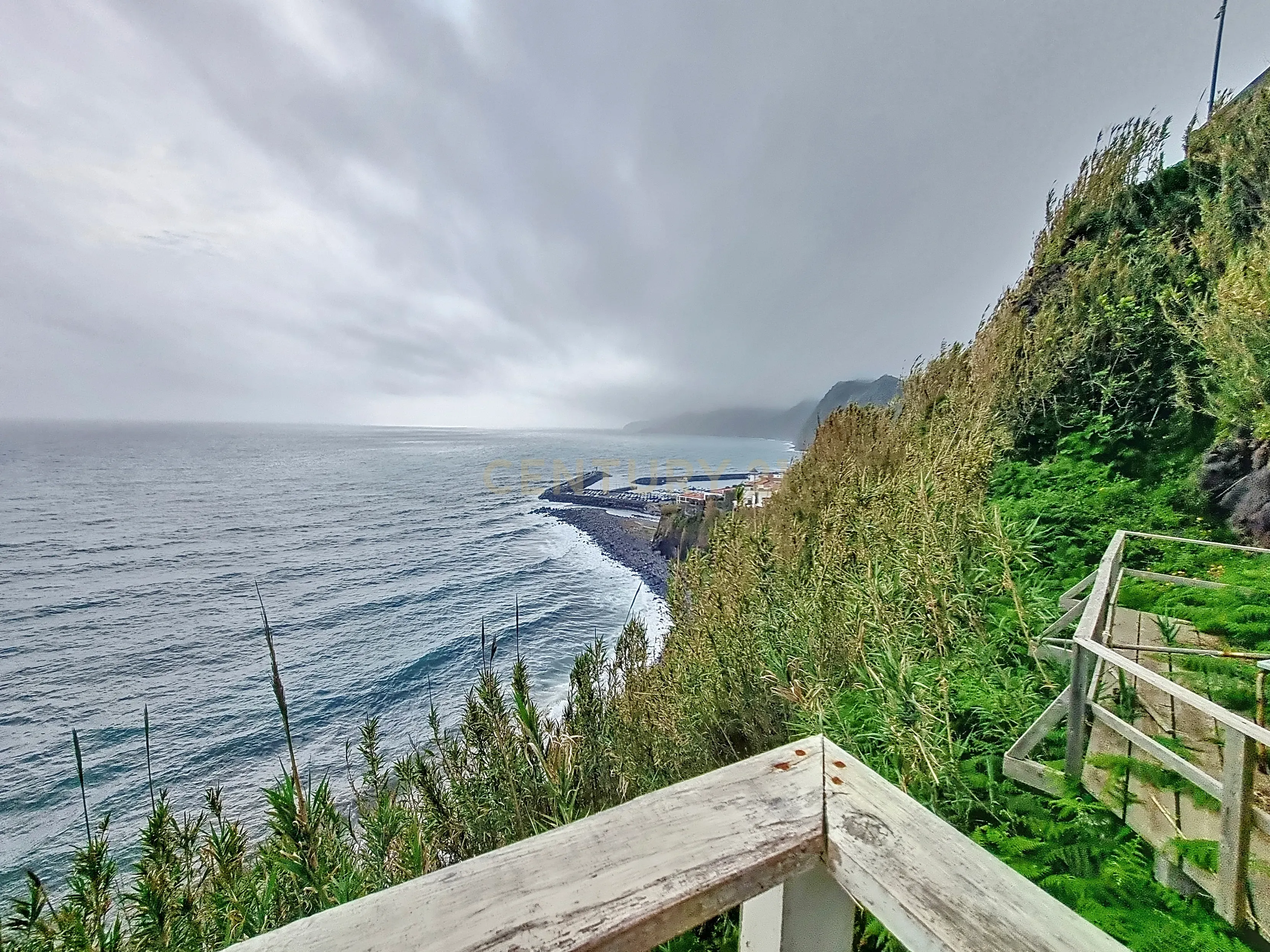 Terreno com Casa de Madeira e Vista Mar - Image 14