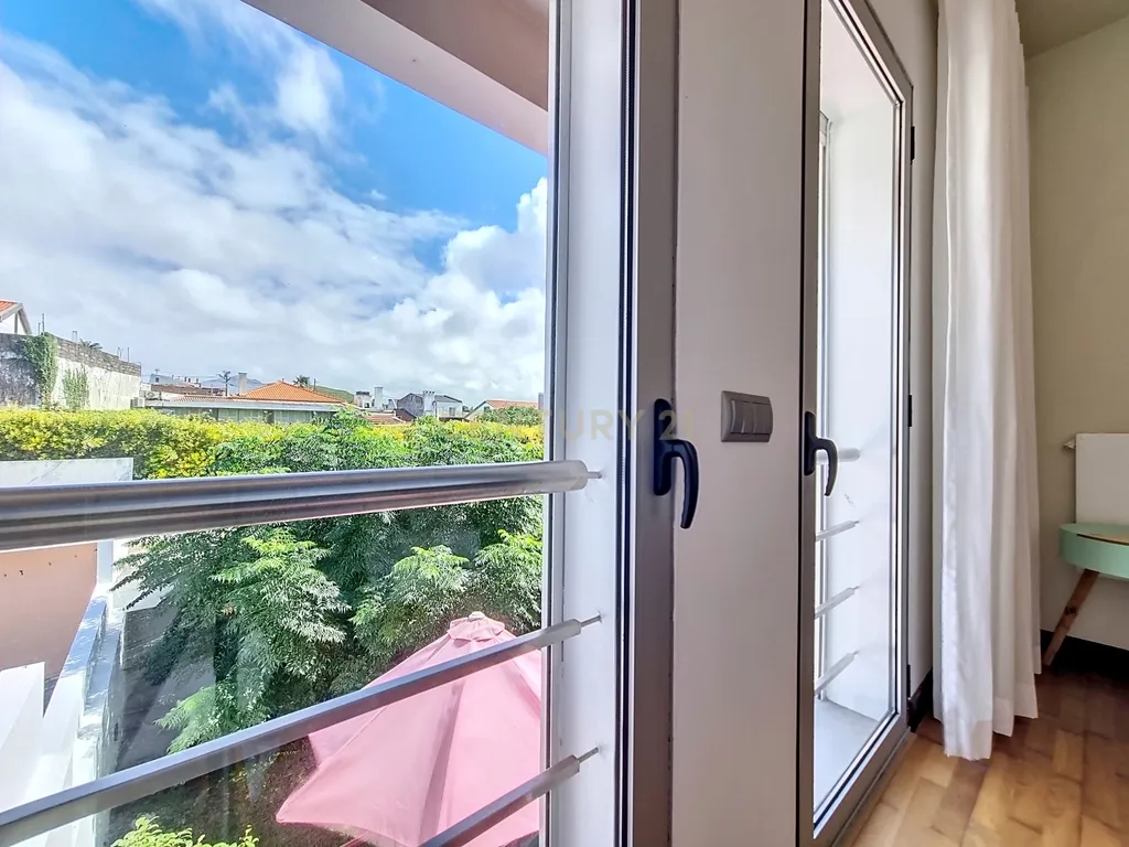 Moderna Moradia T5, em Ponta Delgada. - Image 60