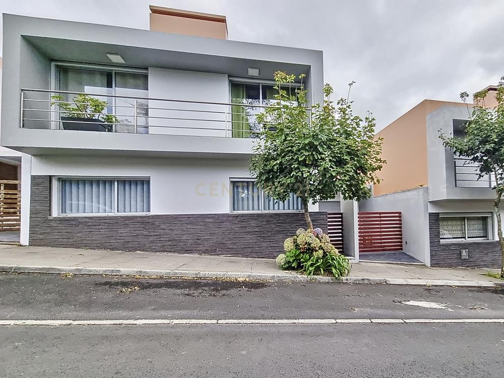 Moderna Moradia T5, em Ponta Delgada. - Image 1