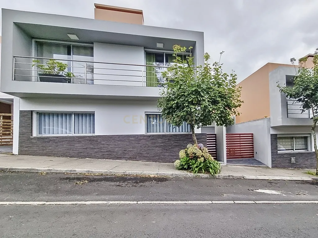 Moderna Moradia T5, em Ponta Delgada. - Image 1