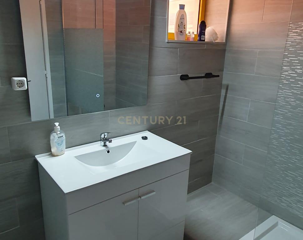 NÃO PERCA ESTA GRANDE OPORTUNIDADE! FANTÁSTICO APARTAMENTO T1 ESPAÇOSO TOTALMENTE REMODELADO EM CONDOMINIO FECHADO COM AMPLA VARANDA, PISCINA, RECEPÇÃO E SEGURANÇA 24H A PASSOS DA PRAIA! - Image 11