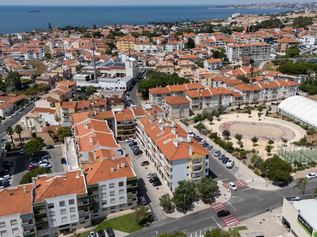 Fantástico Apartamento T2 Transformado em T3 na Parede – Próximo da Praia com estacionamento - Image 1
