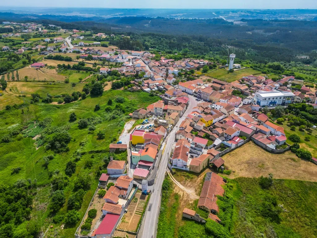 Oportunidade única em Abrunheira! Moradia T3+2 com terraço e vistas panorâmicas - Image 2