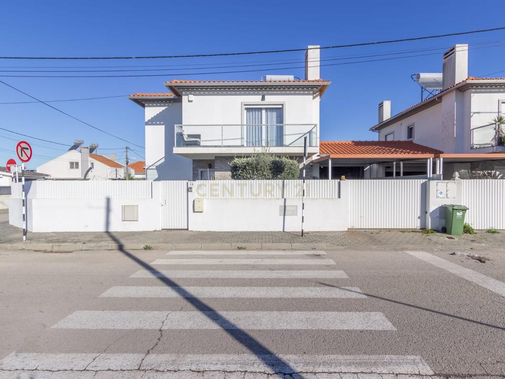 Fernão Ferro - Moradia Isolada de 5 assoalhadas com piscina e quarto no r/c - Image 3