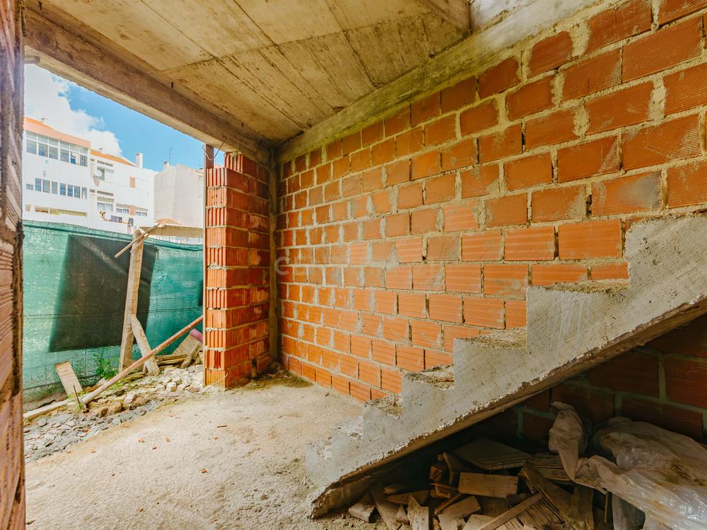 Moradia Unifamiliar de Tipologia T2 em Construção - Image 7