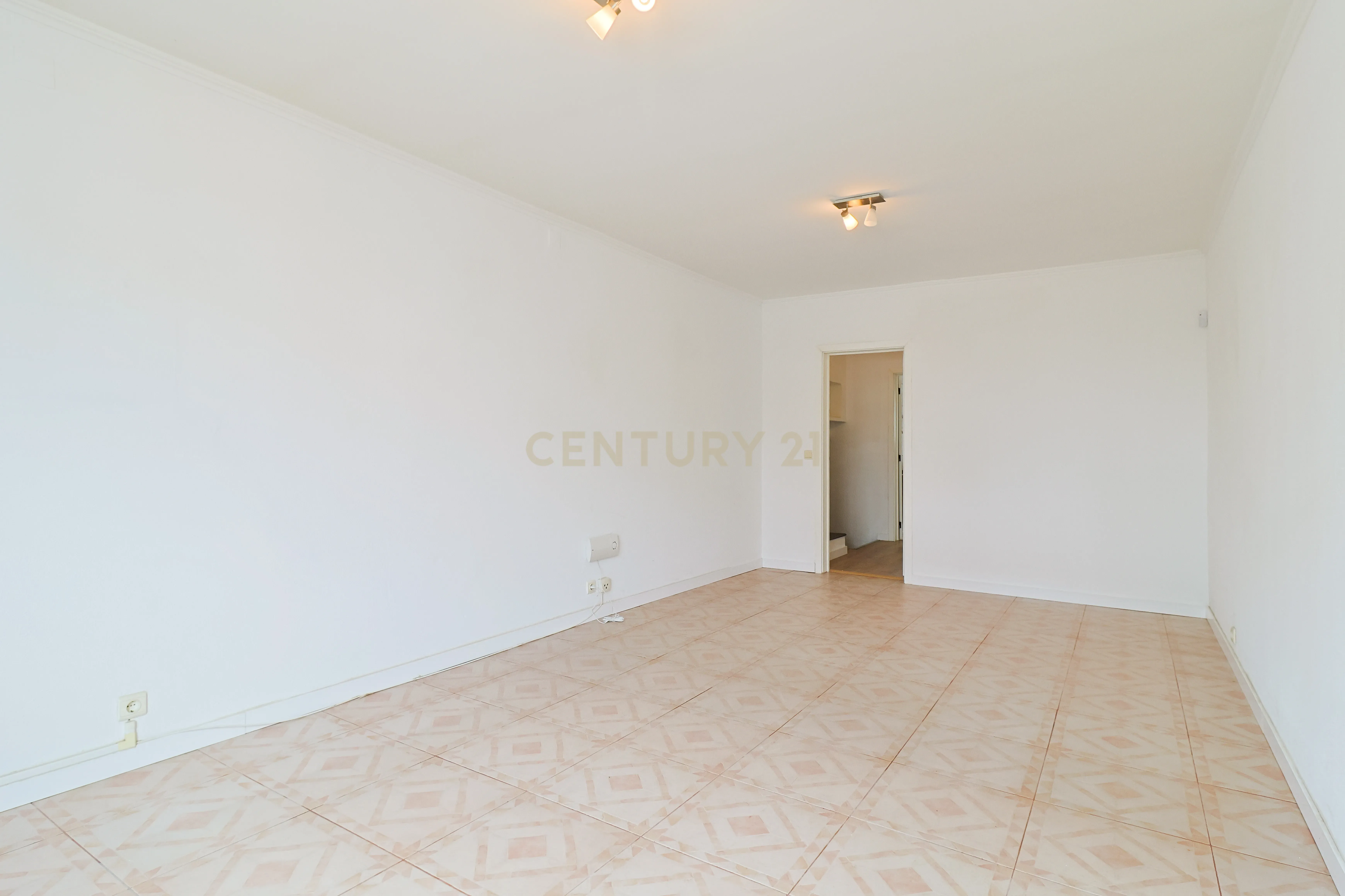 Moradia T2+1 com sótão, garagem, jardim e logradouro – Ponta Delgada - More