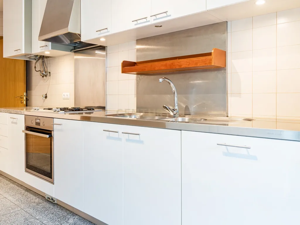 Apartamento T1 com segurança privada, piscina, garagem e arrecadação no condomínio Villa Restelo, Belém. Para Arrendar! - Image 10