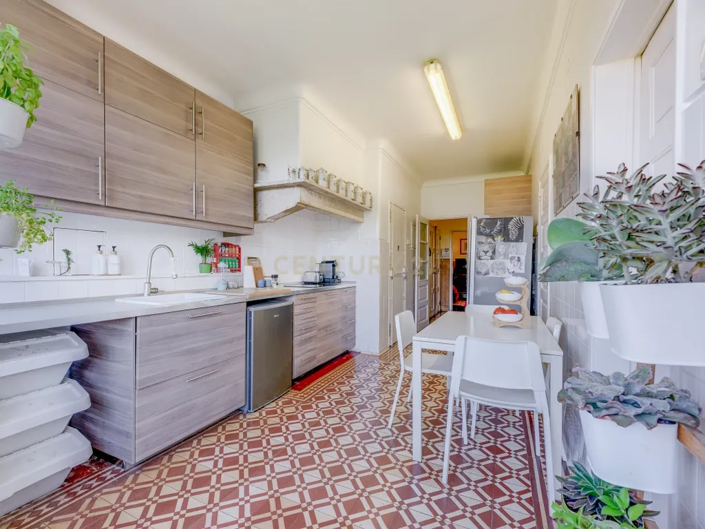 Fantástico Apartamento na Av. João XXI, com uma localização estratégica. - Image 2