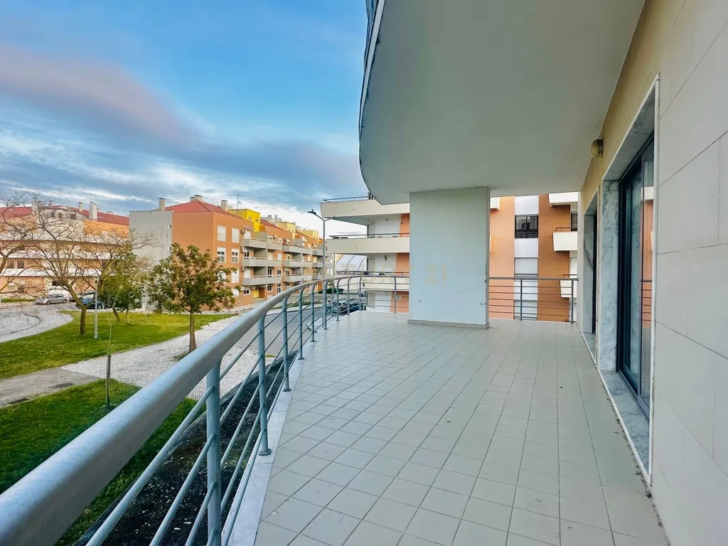 Apartamento T4 com Terraço, Varandas, Garagem e Lugar de Estacionamento, na Vila Serena, Pinhal Novo - Image 2