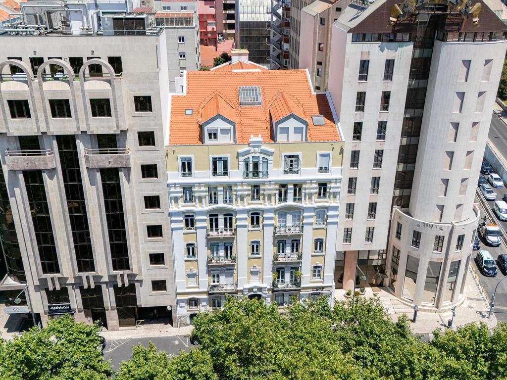 Apartamento Único com Vista sobre o Campo Pequeno – Lisboa - Image 1