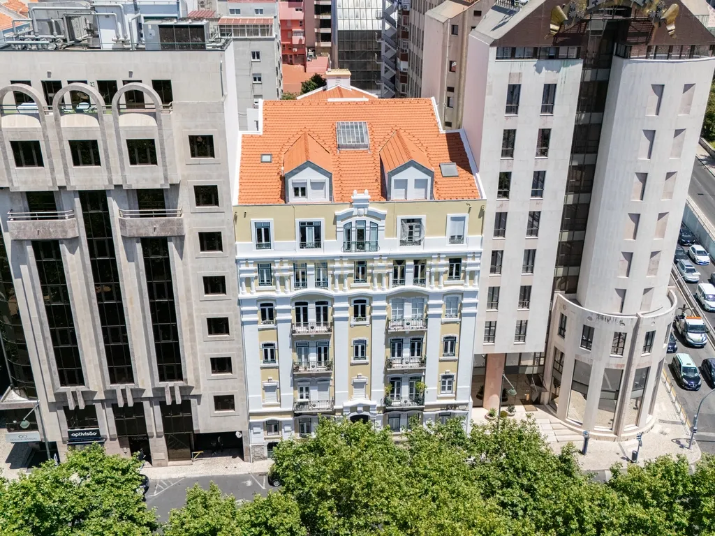 Apartamento Único com Vista sobre o Campo Pequeno – Lisboa - Image 1