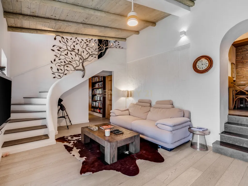 Propriedade com três habitações, piscina aquecida e sauna, num terreno de 10.000 m² - Image 10