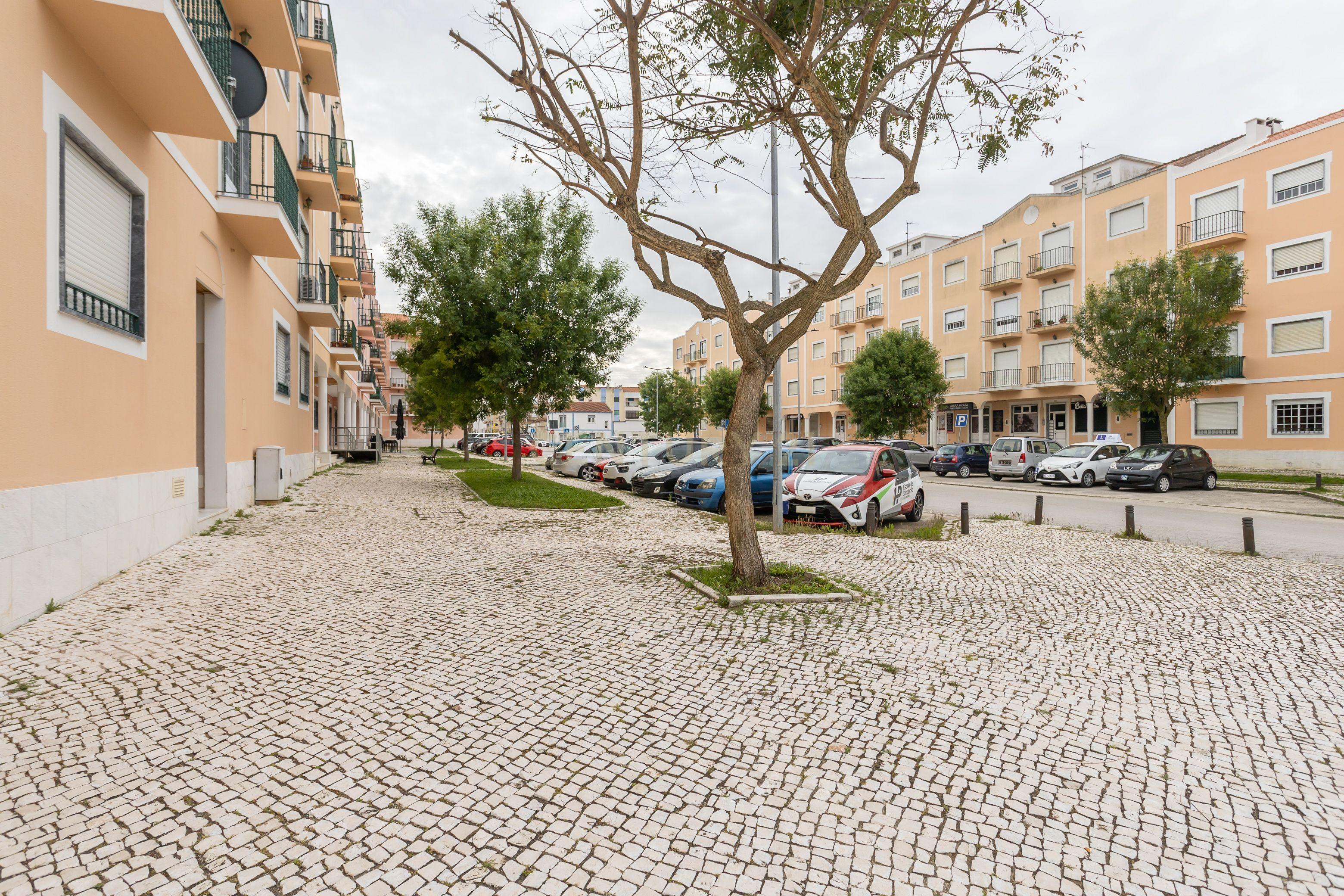 Apartamento T3 com Garagem e Boa Exposição Solar - Pinhal Novo - Image 15
