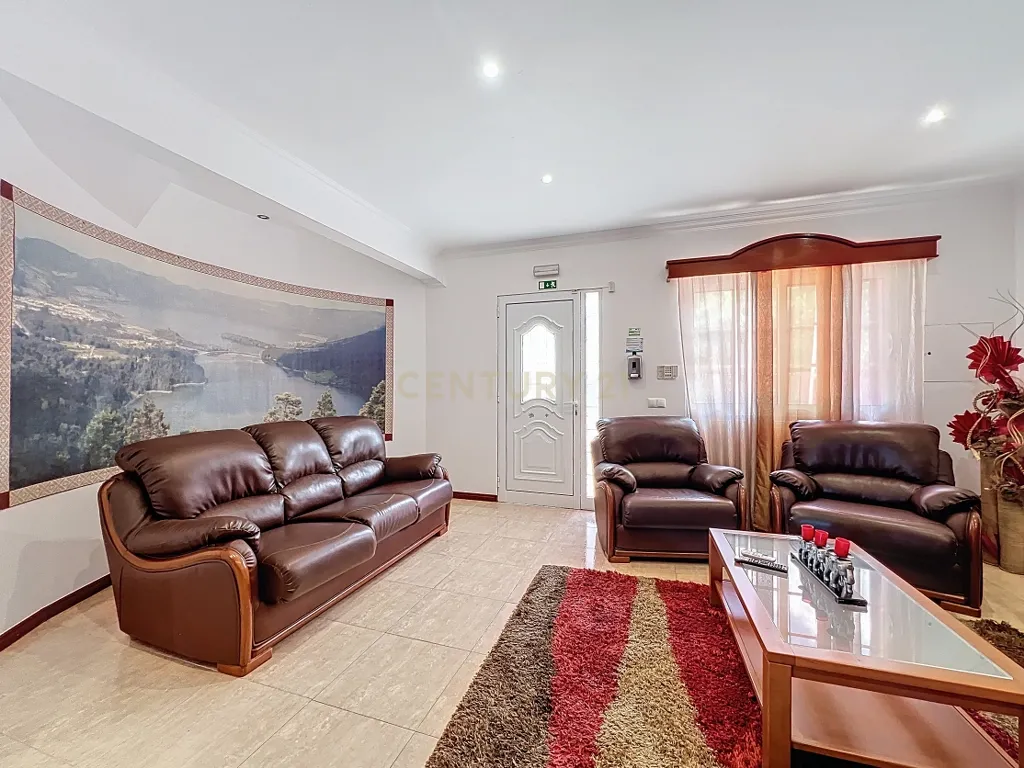 🏡 Moradia Única com Vista Mar — 3 Apartamentos | AL em Funcionamento | Feteiras, Ponta Delgada - Image 4