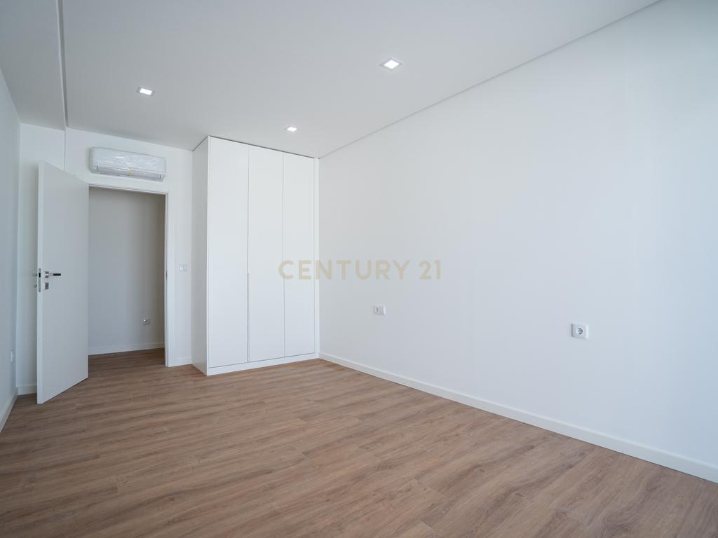 Moradia Térrea com piscina e quatro suites - Image 33