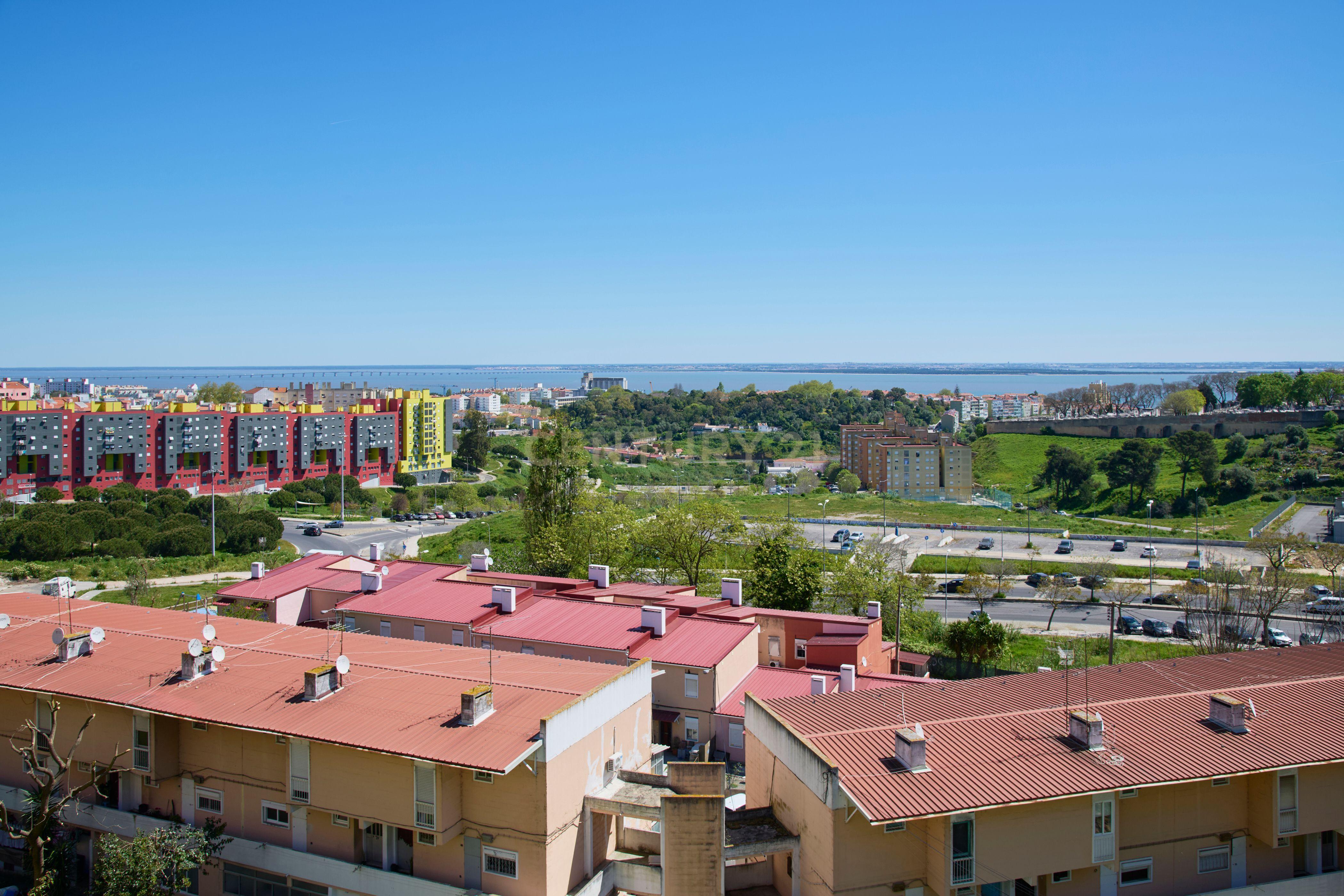 Fotografia 11 de Apartamento T2 com Suíte e lugar de garagem- Monteiro Plaza - Lisboa