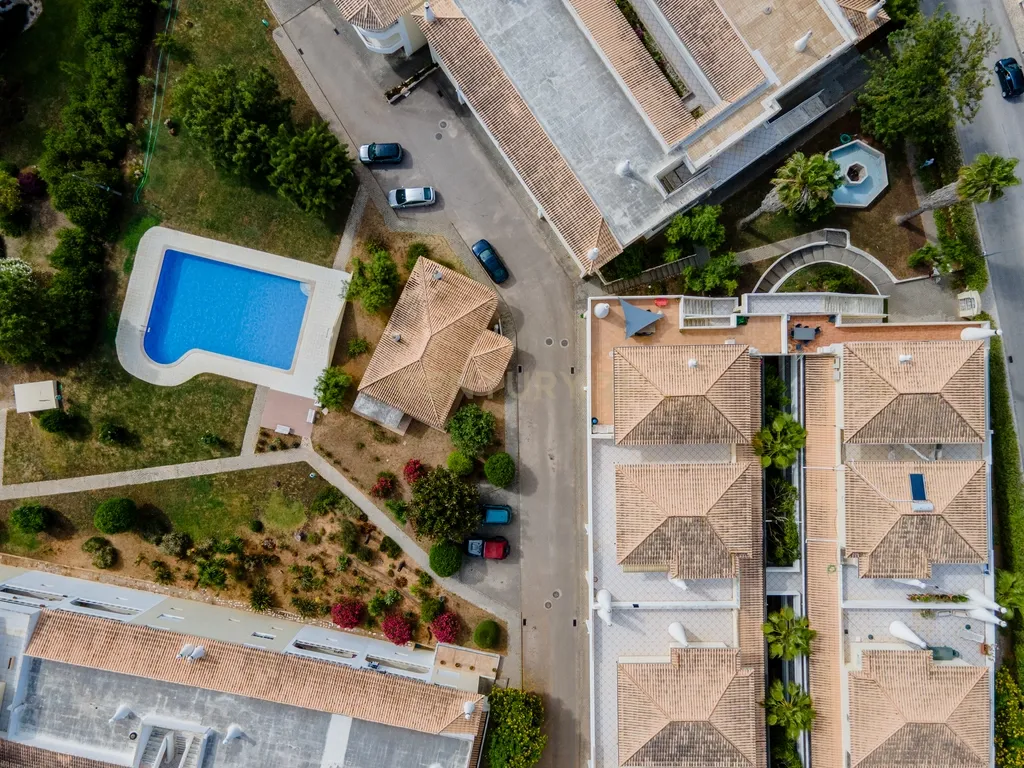 Arrecadação Multifuncional com 17 m² e Luz Natural – Condomínio Quintão Velho, Portimão - Image 3