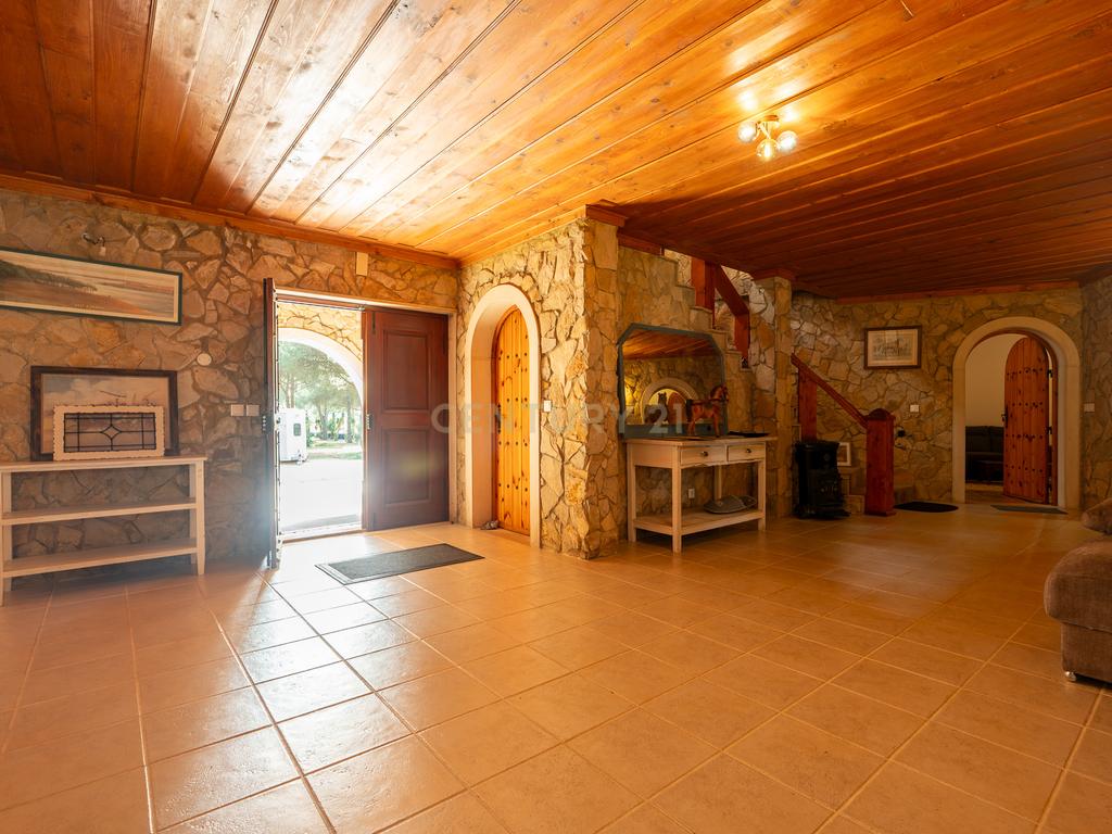 Fabulosa Quinta com lote de terreno de 22.381 m2, onde se encontra inserida uma moradia composta por dois pisos, com uma área bruta de 623 m2, uma área útil de 304 m2 e uma área bruta dependente de 319 m2, localizada em Santo Isidro de Pegões, na zona de Pegões, a pouca distância das belas praias de Setúbal. - Image 8